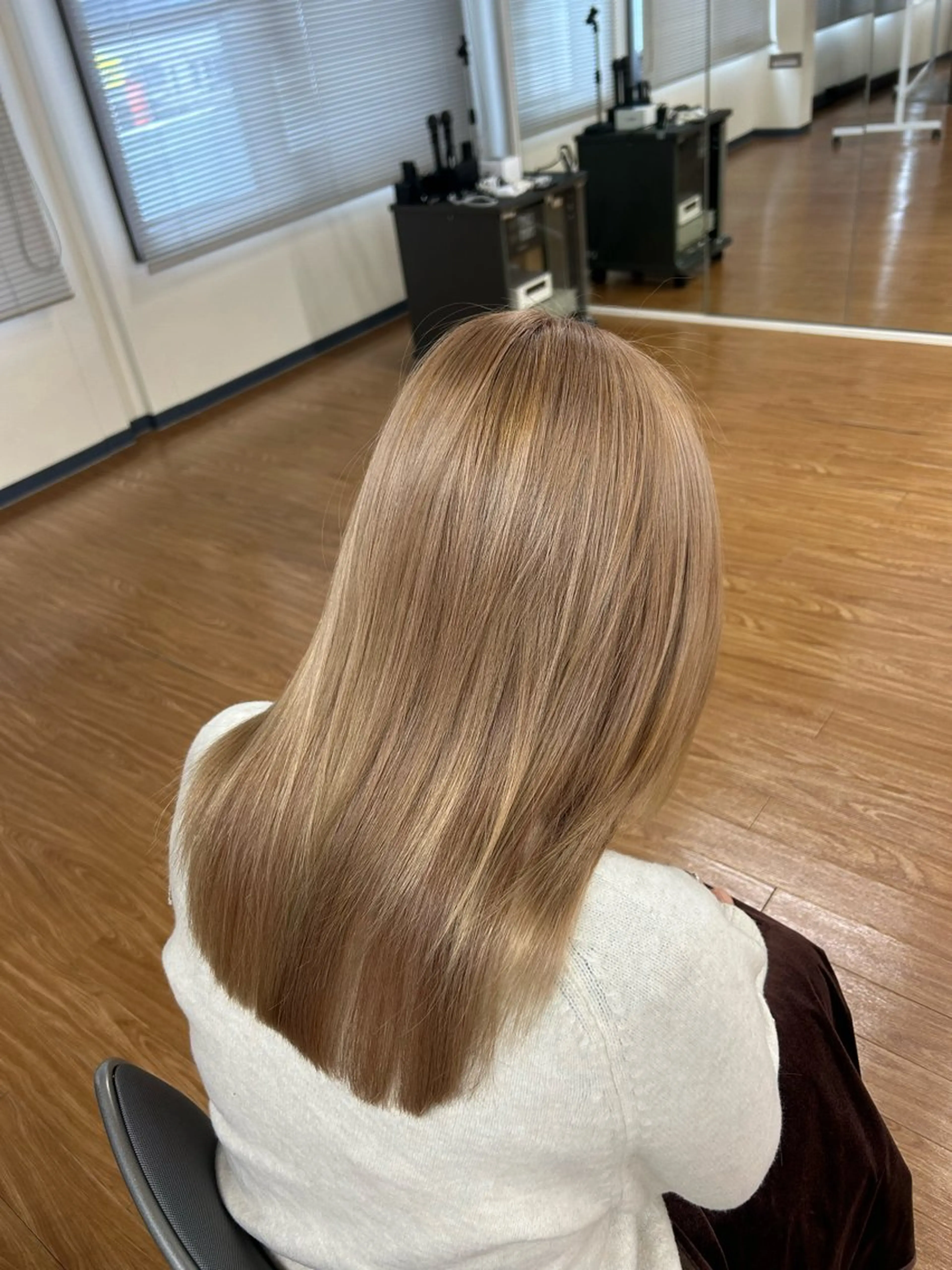 セミロング サワムラ ソナタのヘアスタイル