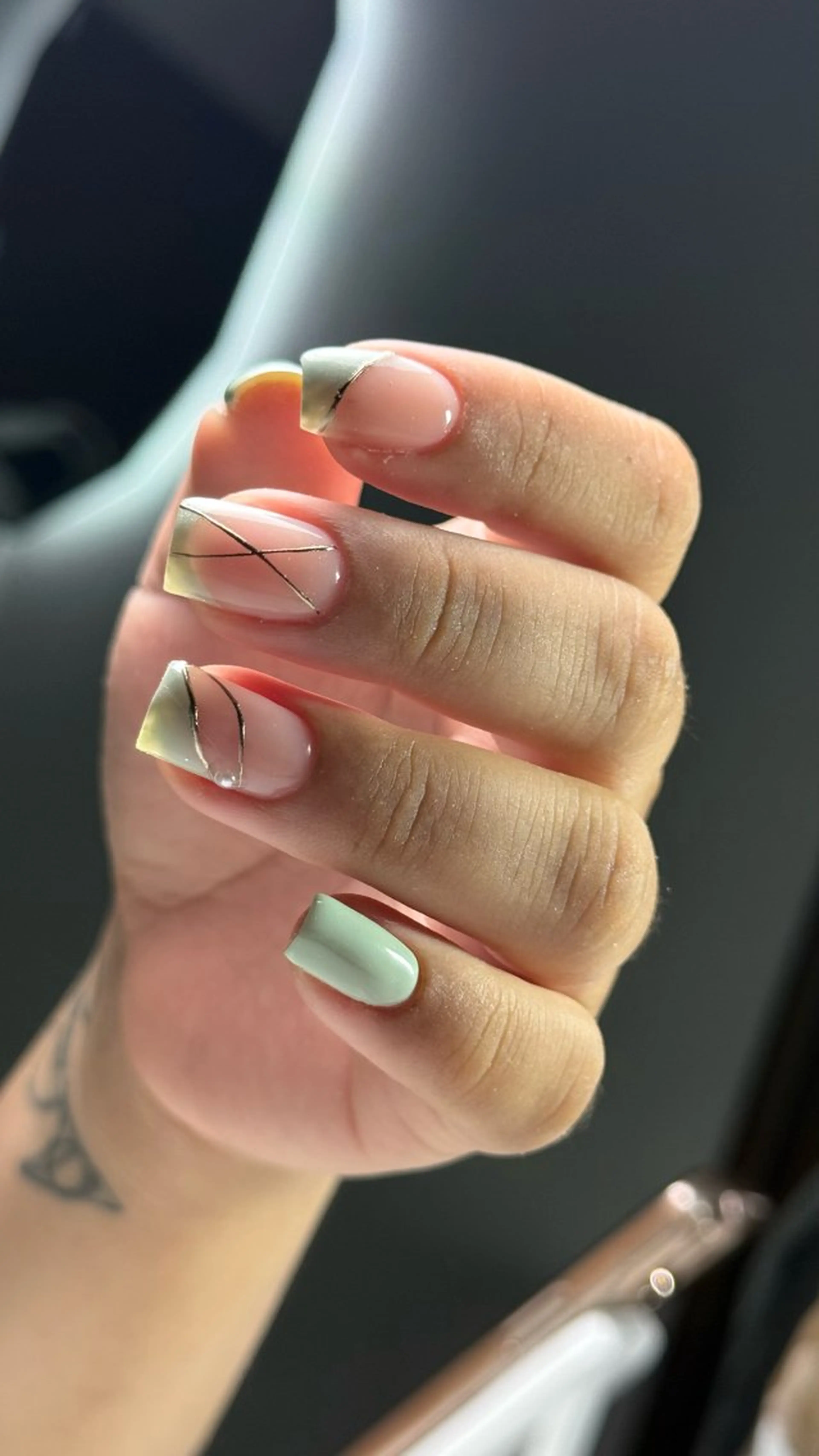 ネイル ゴールド グリーン ハンドネイル 青木 みあの眉毛・アイブロウイメージ