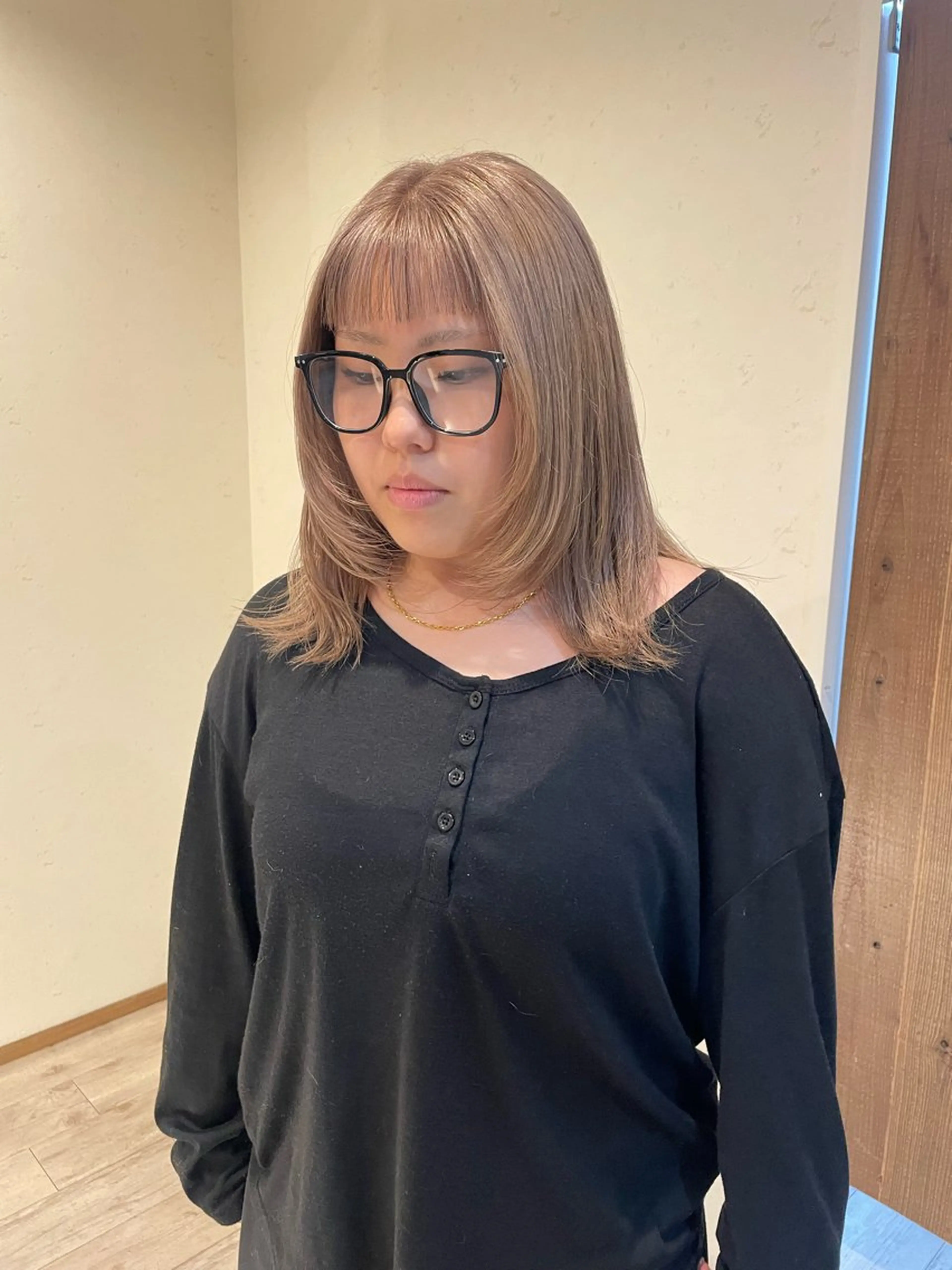 セミロング カラー ブリーチ レイヤーカット ヘアカラー 渋谷 留菜のヘアスタイル