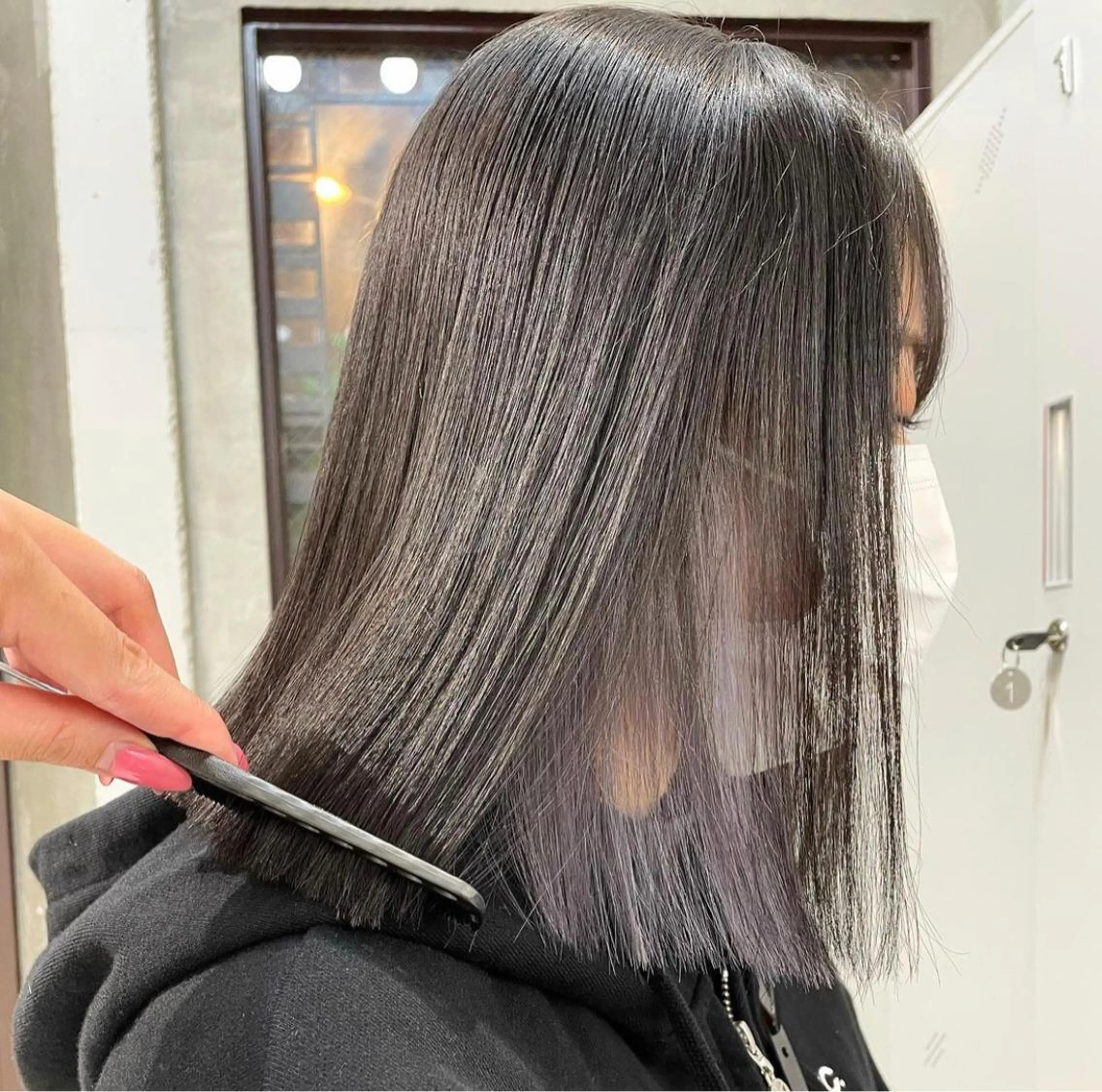 ミディアム ボブ カット ヘアカラー トリートメント TOMOYAレイヤー ブリーチ縮毛矯正のヘアスタイル