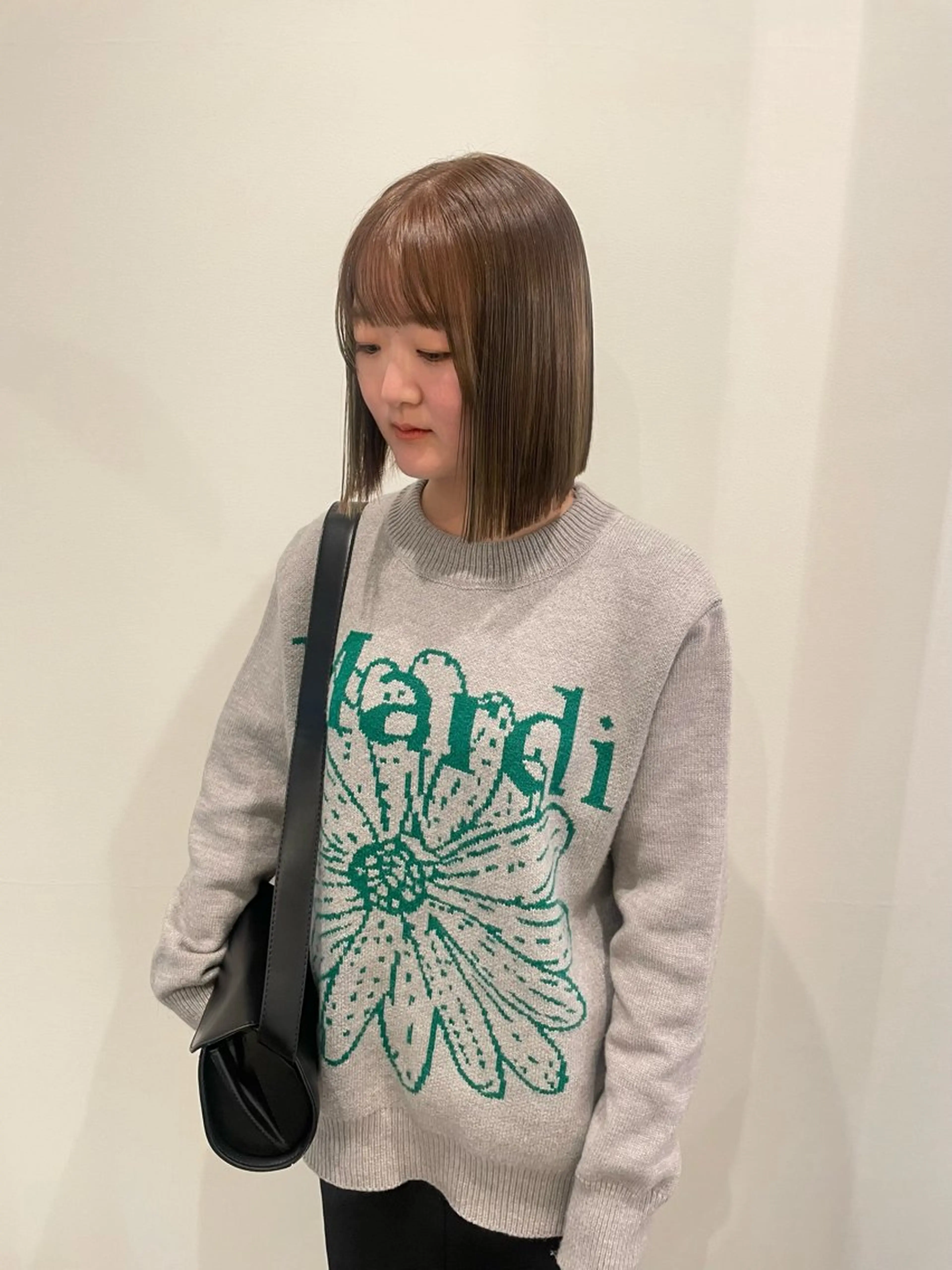 ミディアム カラー ベージュカラー ブリーチ 透明感カラー ブリーチなしカラー オリーブベージュ カット ヘアカラー トリートメント 渋谷 留菜のヘアスタイル