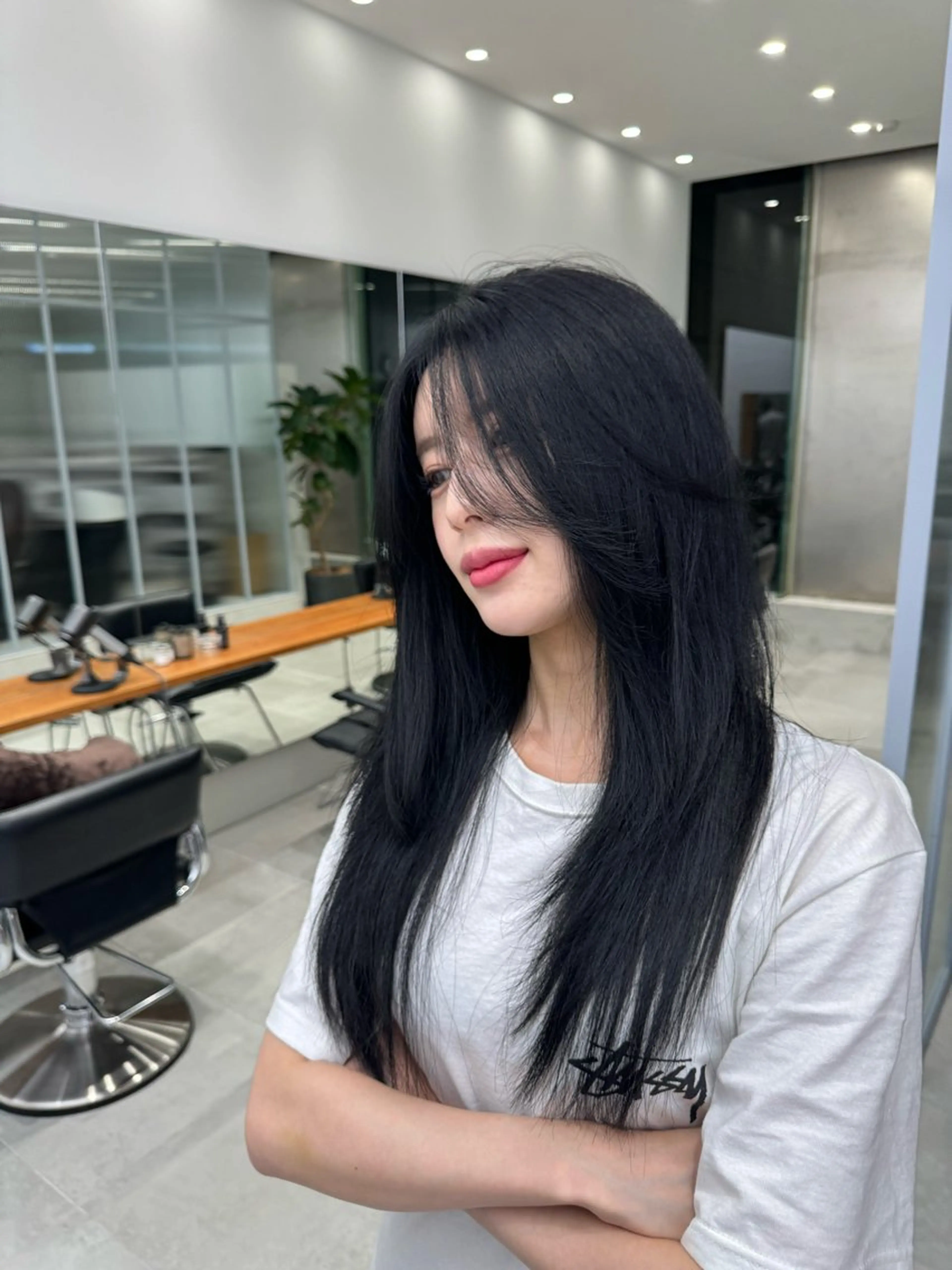 ロング カラー 黒髪 ブルーカラー ブルーブラック 透明感カラー 韓国風ヘア ブリーチなし 寒色カラーのヘアスタイル