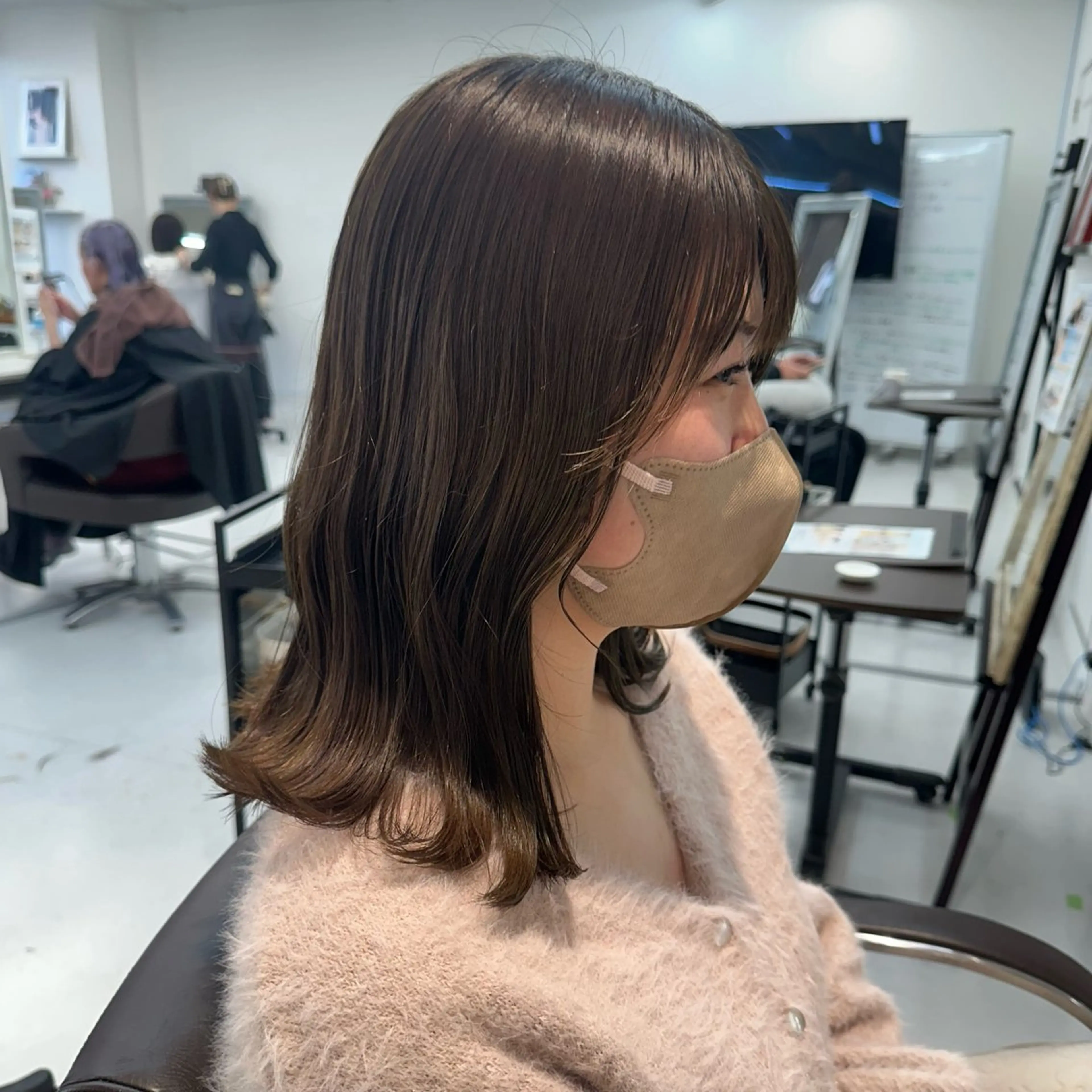ミディアム 顔周りカット レイヤーカット 外ハネヘア 山崎結菜 🫧透明感カラーのヘアスタイル