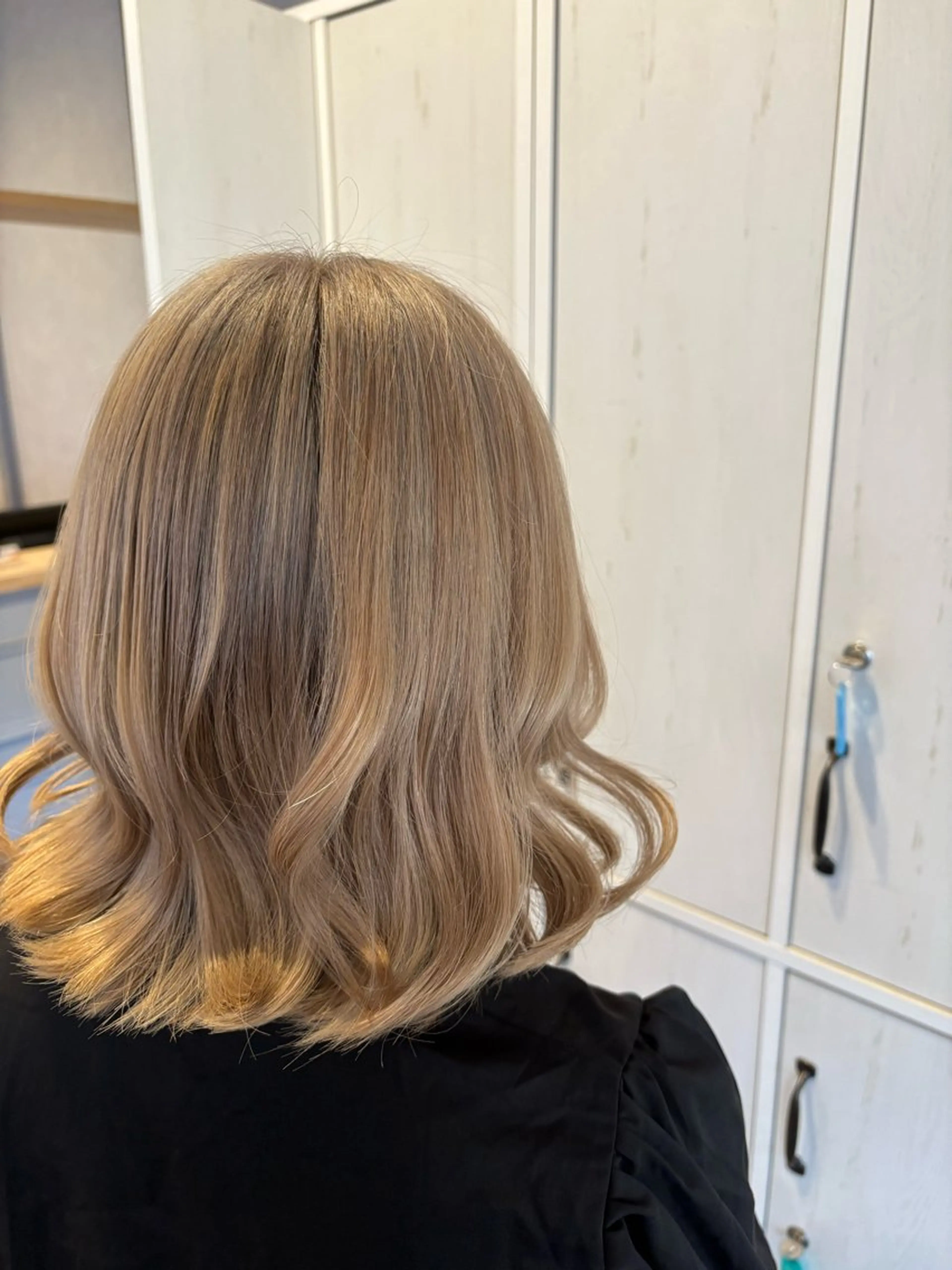 ミディアム 西田 朋華のヘアスタイル