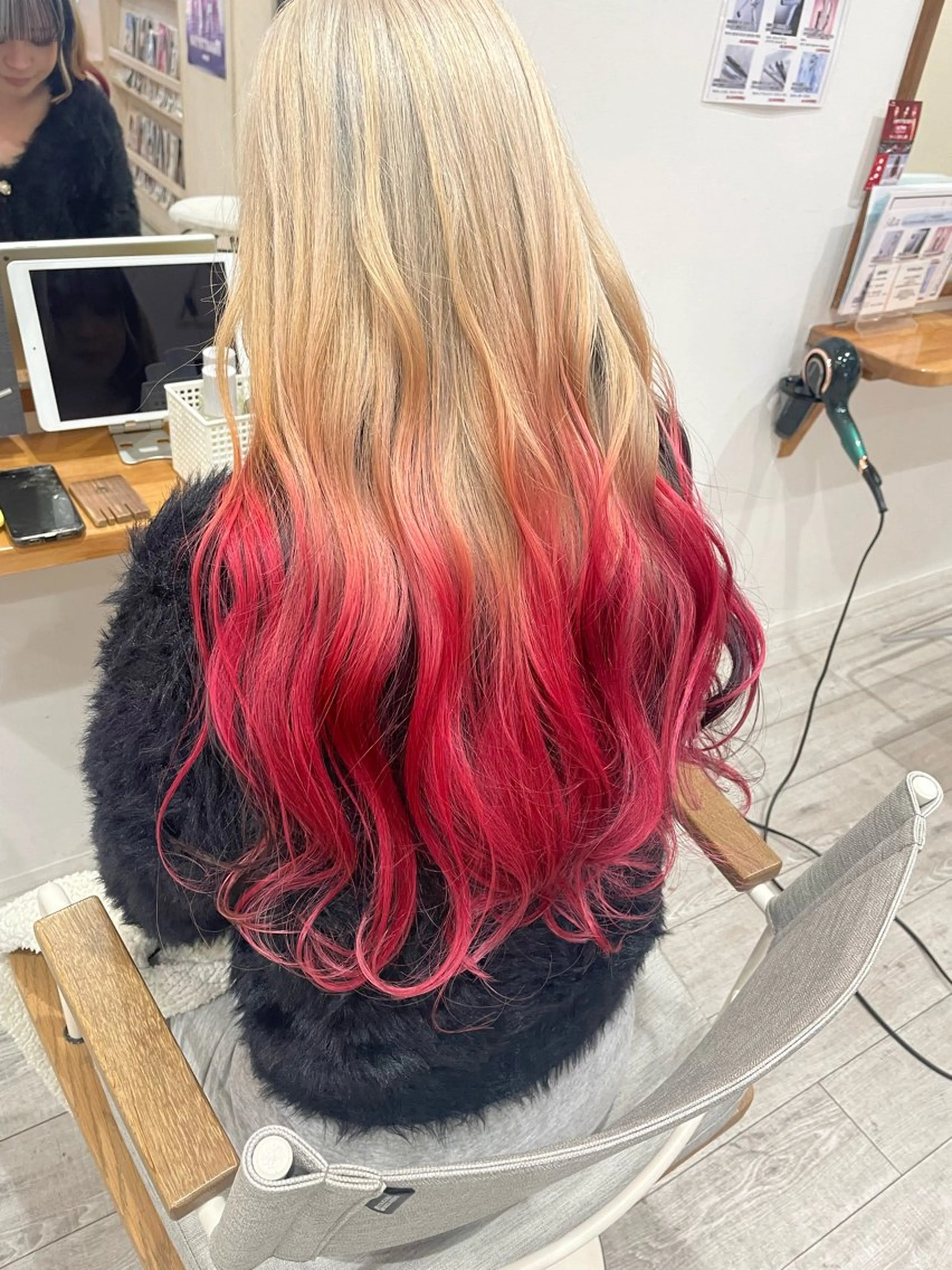 ロング ヘアカラー elf 麻由奈のヘアスタイル