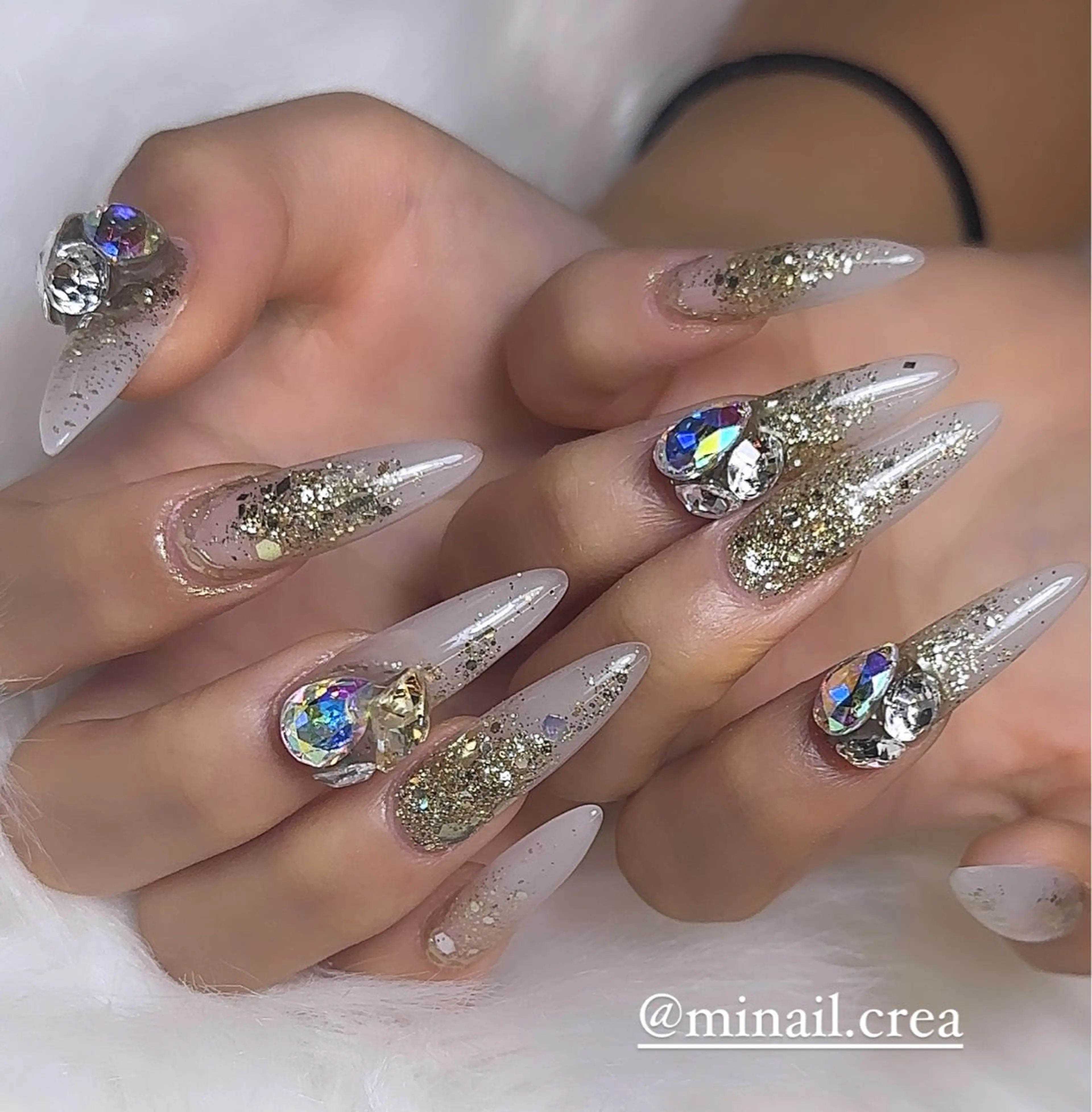 ネイル ゴールド キラキラネイル ロングネイル スカルプネイル 冬ネイル ハンドネイル CRéA　-private nailsalon-所属・CReA nailのネイルデザイン