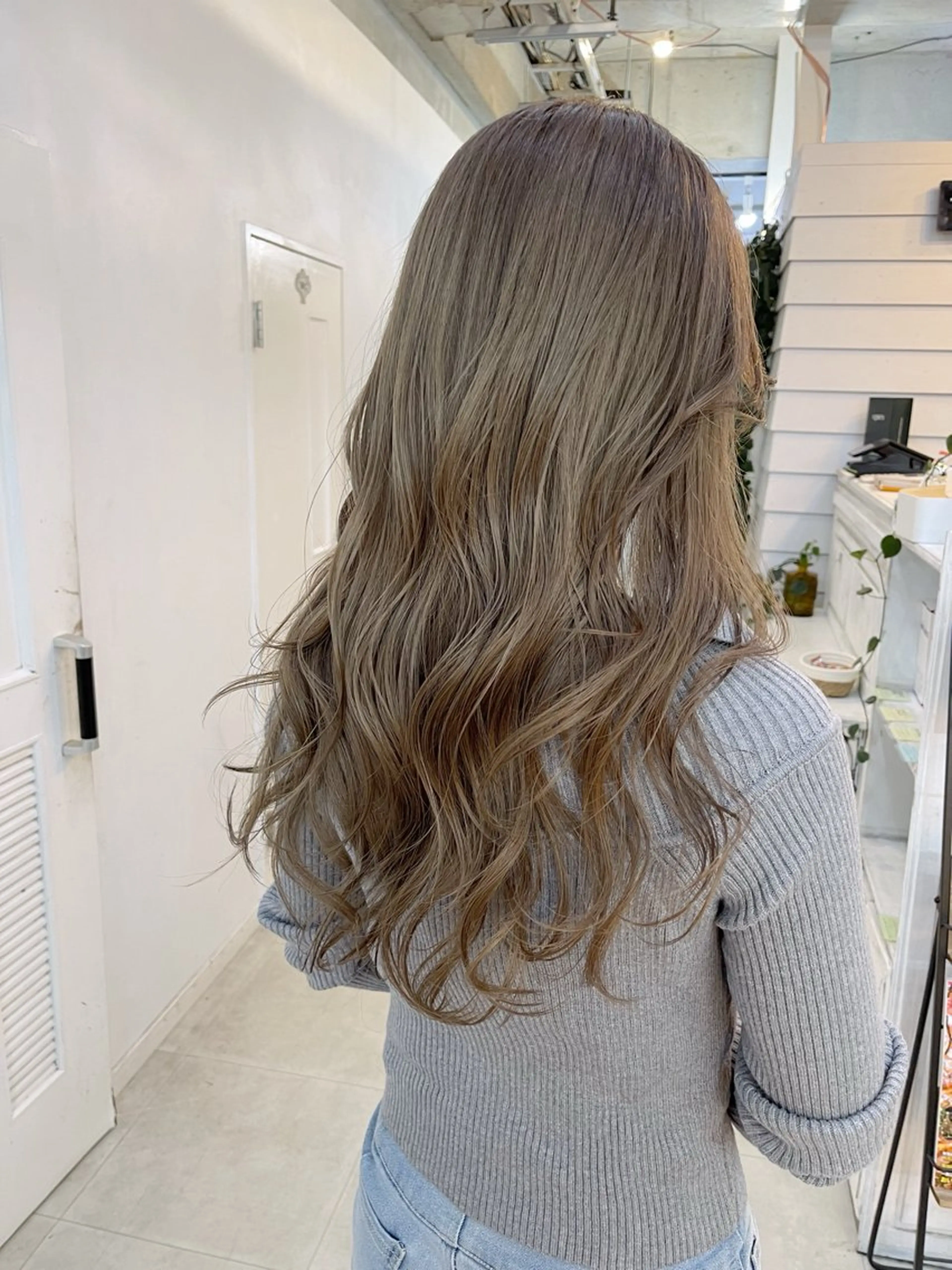 ロング カラー ベージュカラー ブリーチ ミルクティーベージュ ヘアカラー トリートメント AiM 大名　似合わせカットのヘアスタイル