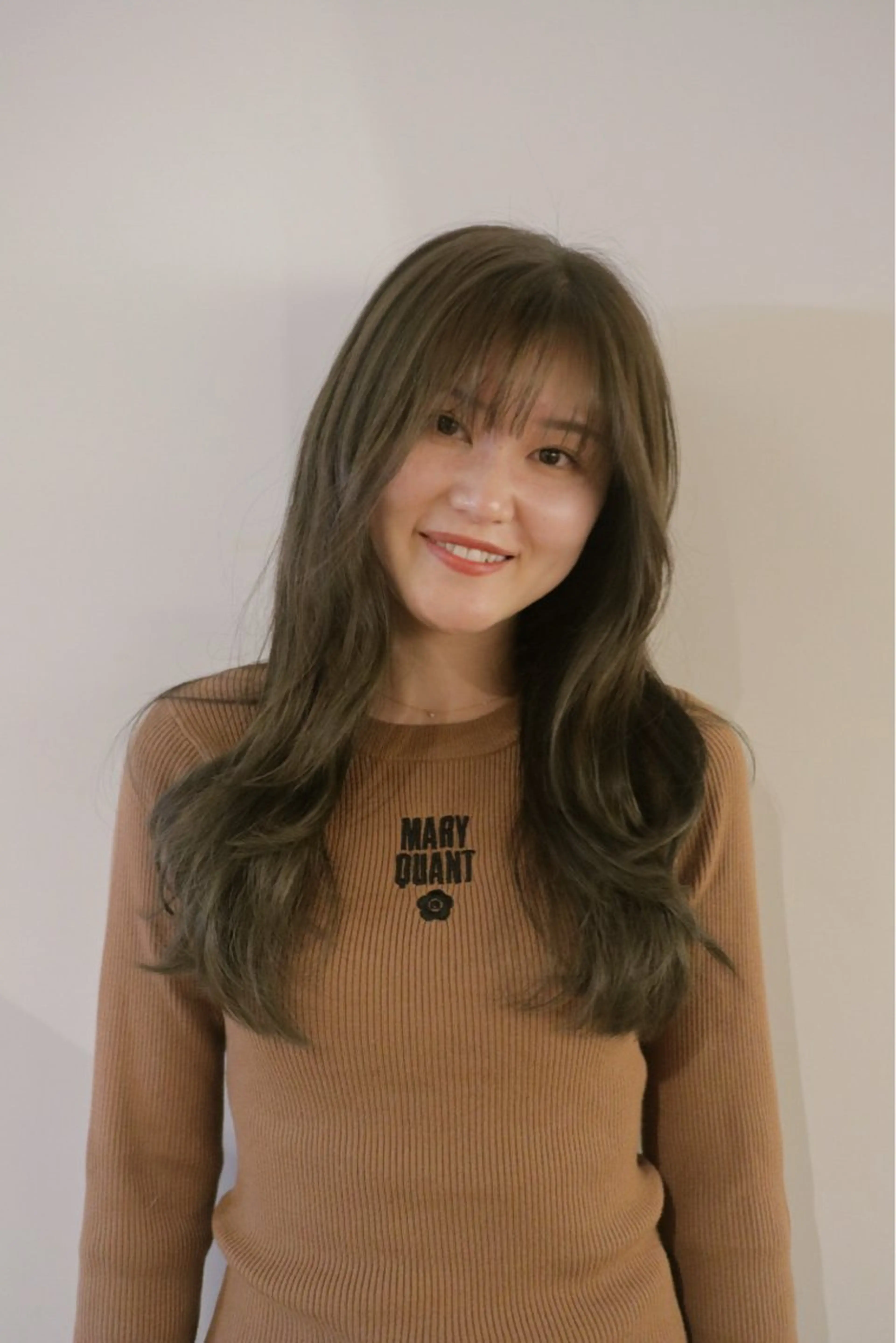 ロング ウシロダ メグミのヘアスタイル