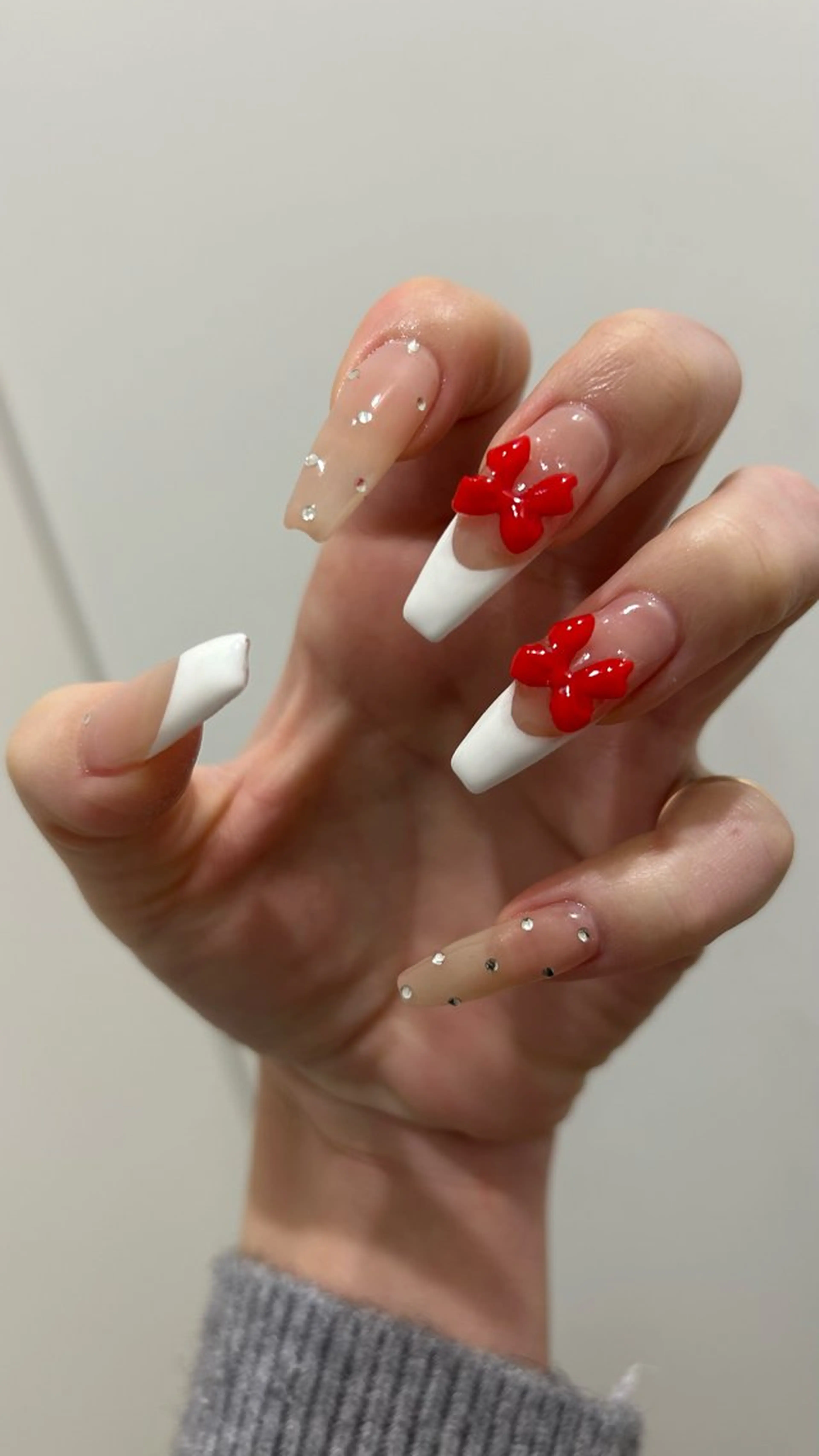 ネイル 赤色 リボン ハンドネイル tote. sumileのネイルデザイン