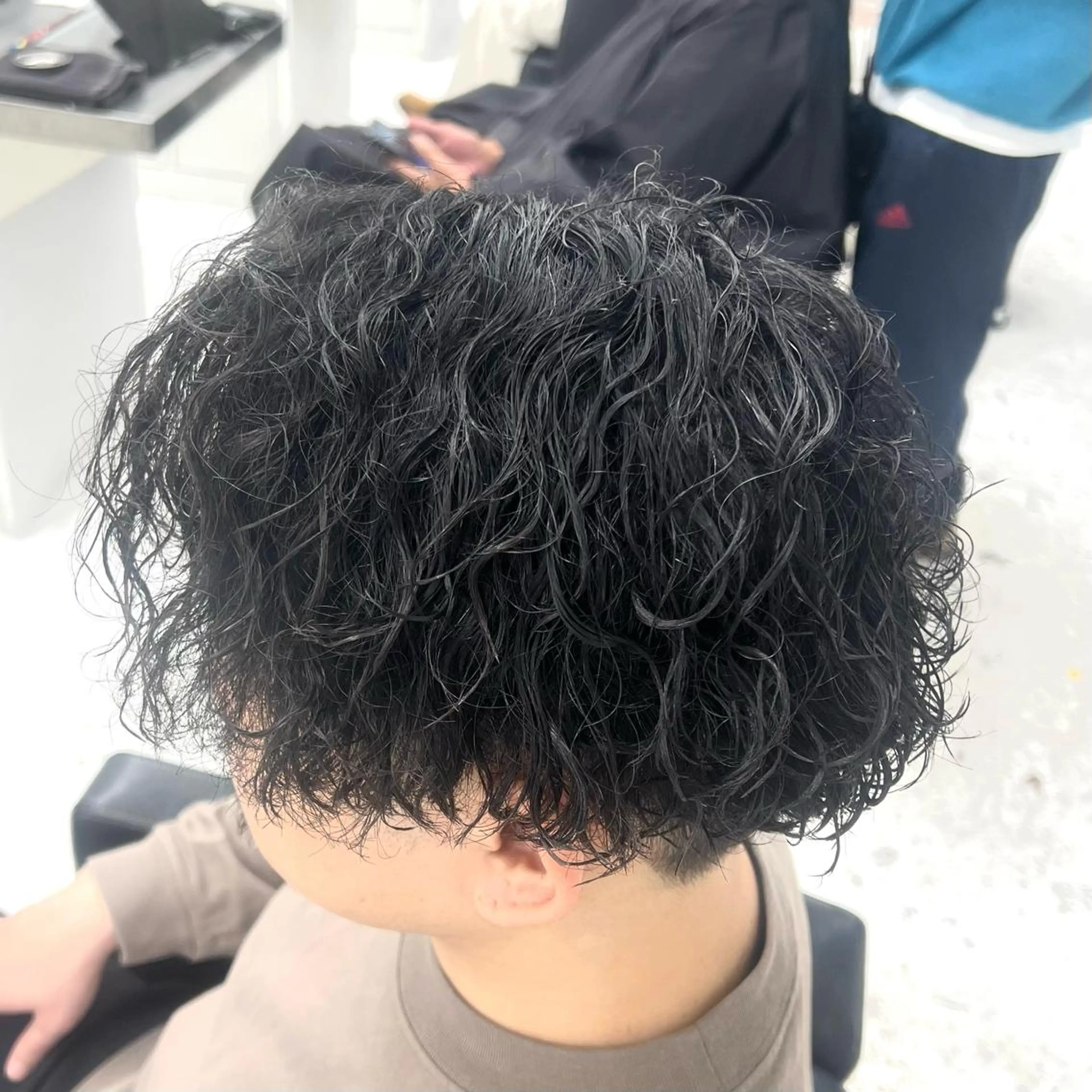 ミディアム パーマ メンズ 波巻きパーマ かきあげバング カット パーマ 柏メンズカットパーマ NO.1タイチのヘアスタイル