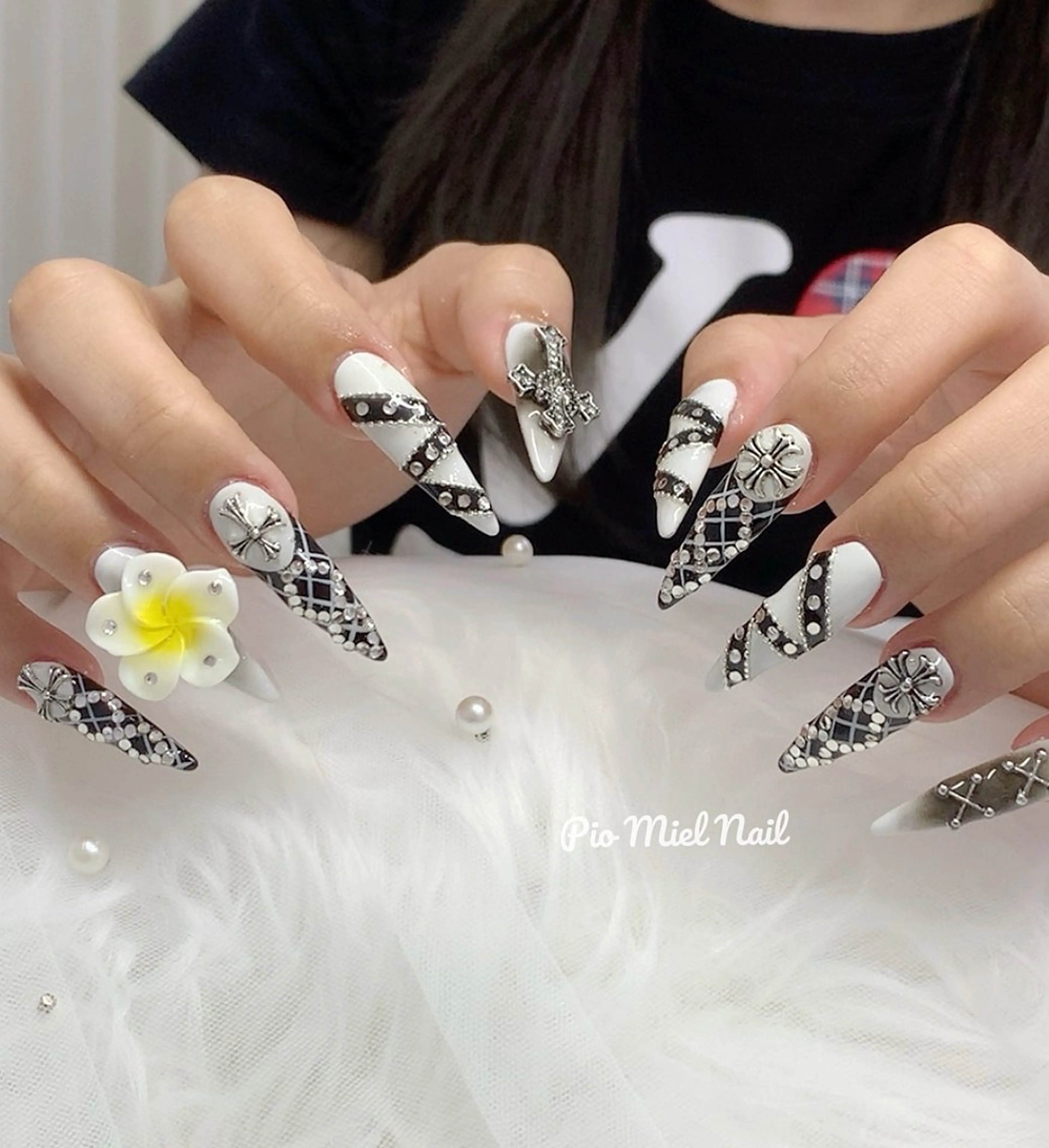 ロング 韓国風ヘア ハンドネイル Pio Mielのネイルデザイン