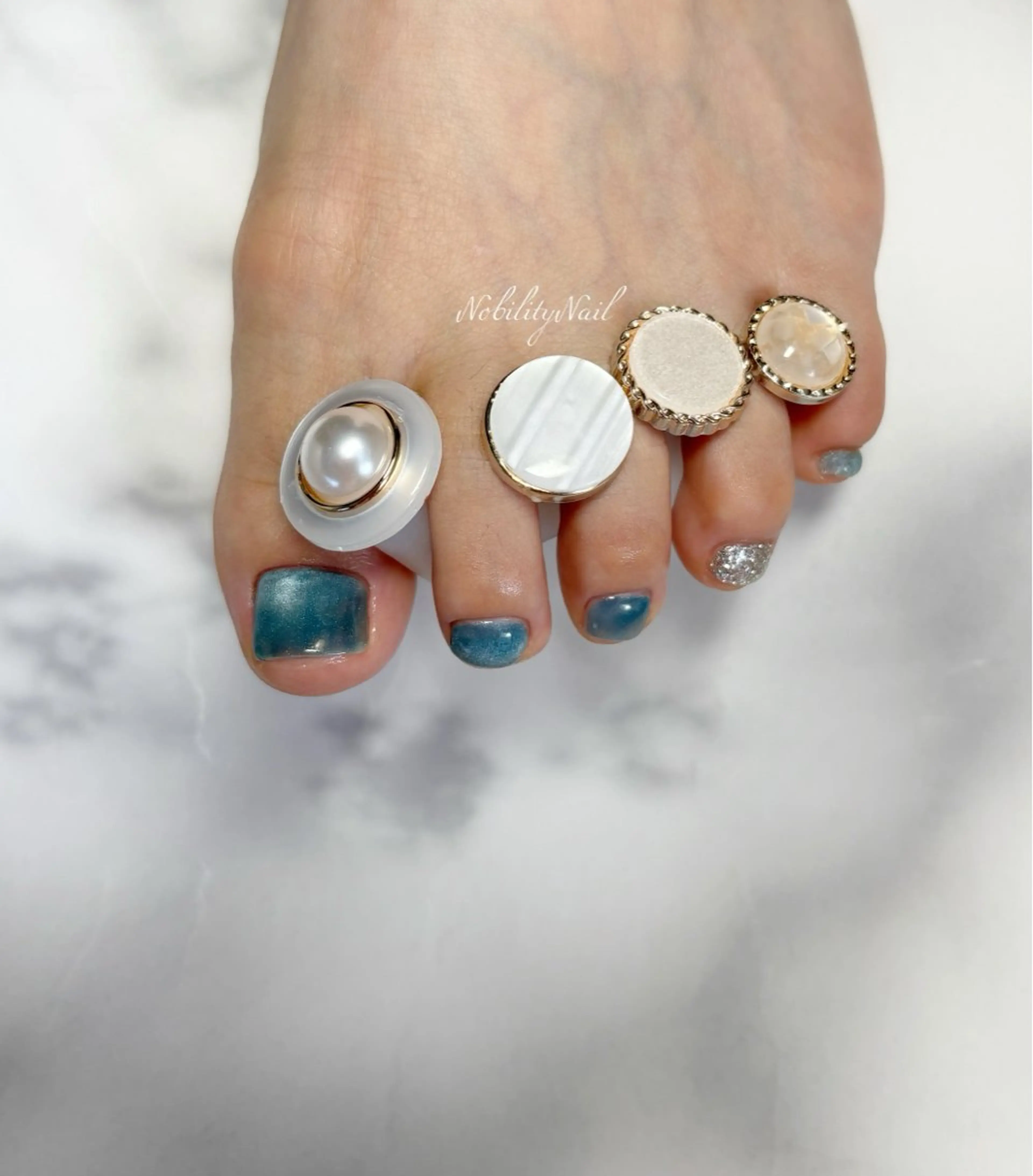 ネイル フットネイル ジェルネイル ラメ(グリッター) マグネットネイル ネイルサロンNobilityNail所属・風口 麻由子のネイルデザイン