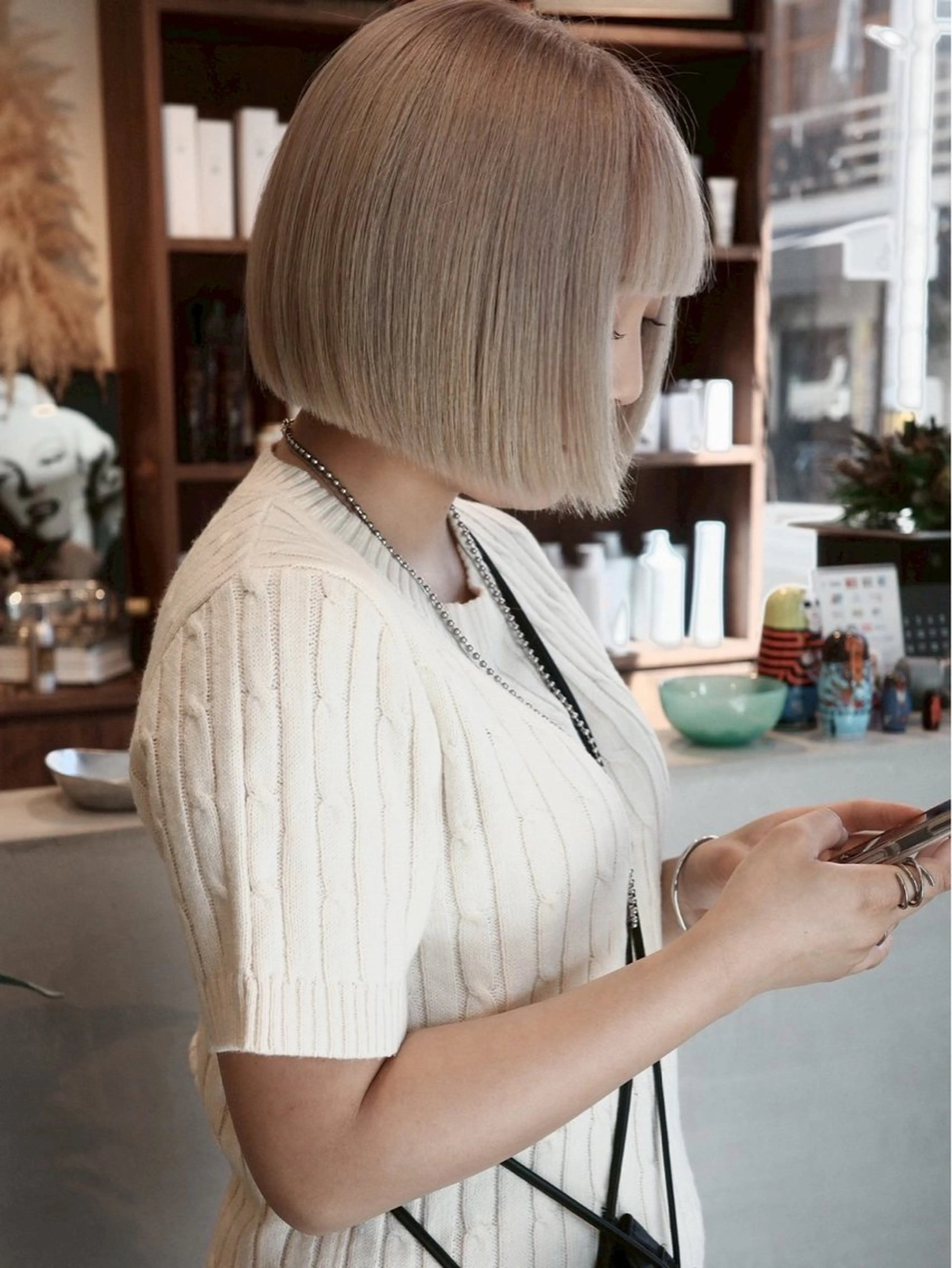 ショート カラー ベージュカラー ブロンド ハイトーンカラー ホワイトベージュ ホワイトブロンド カット ヘアカラー トリートメント (h)wim ウィムのヘアスタイル