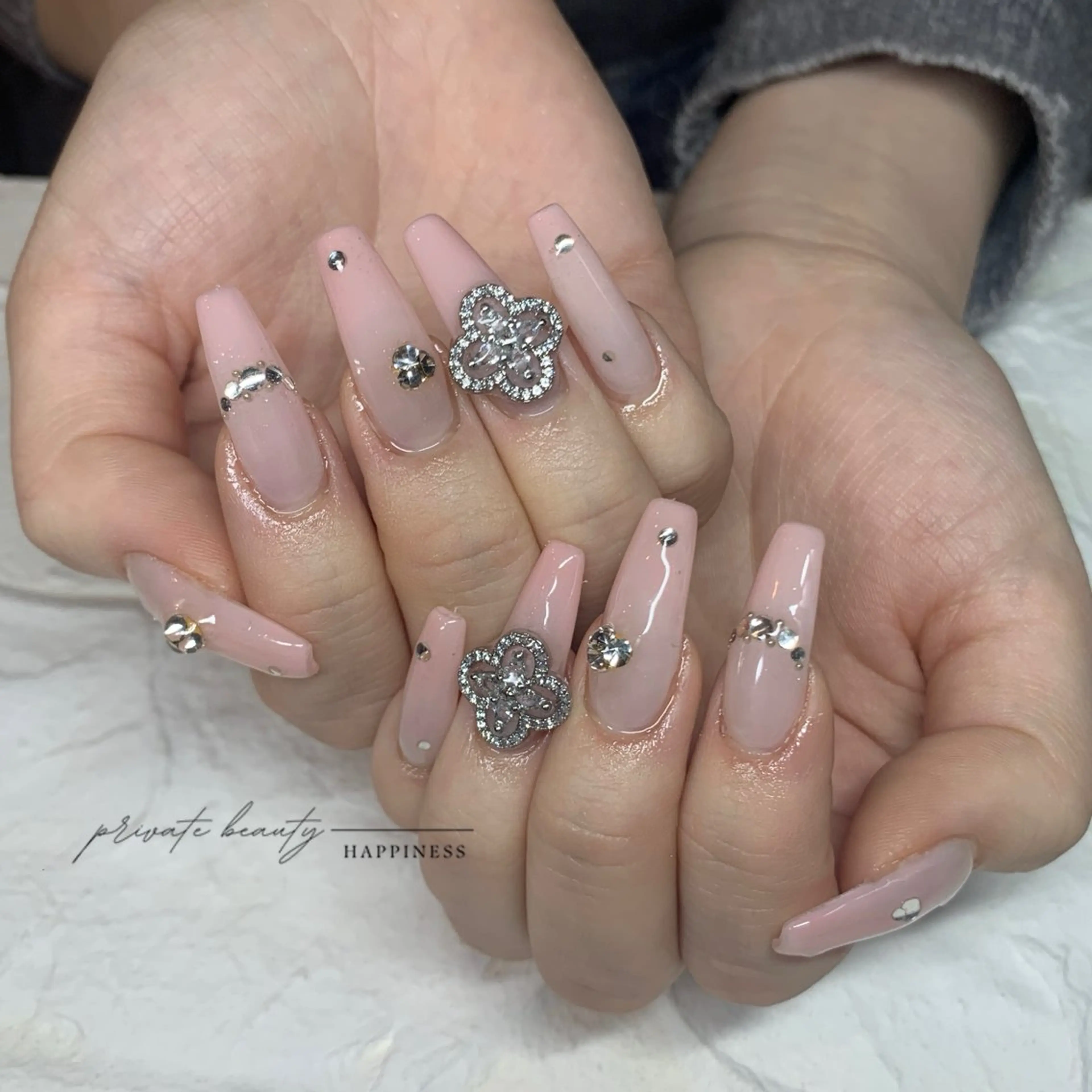 ネイル 長さ出し ロングネイル 持ち込み 赤色 スカルプネイル happiness nailのネイルデザイン