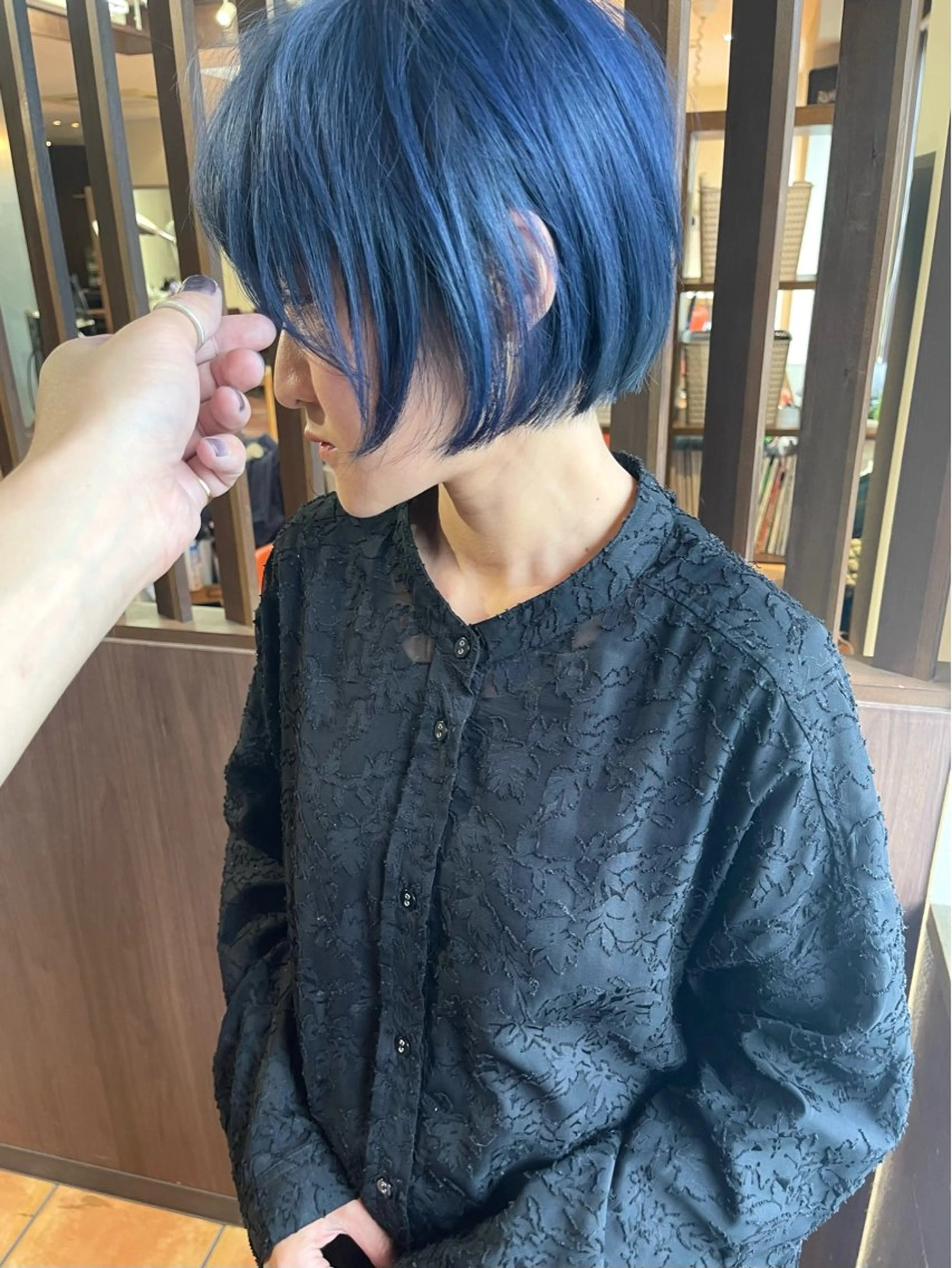 ショート カラー ブルーカラー カット ヘアカラー トリートメント 髪質改善ｶﾗｰ ｹｱﾌﾞﾘｰﾁ/ﾀﾑのヘアスタイル