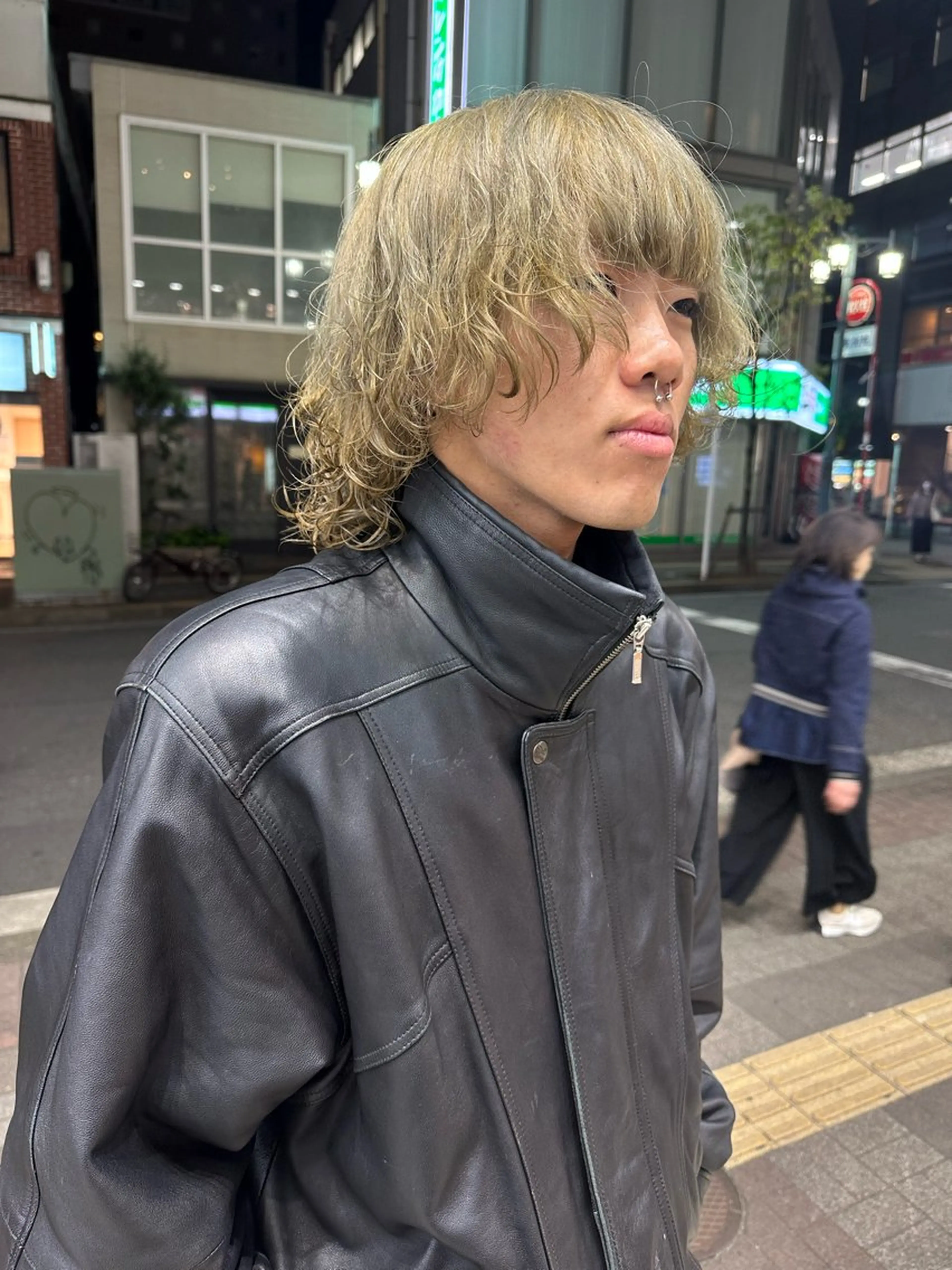 ミディアム カラー メンズ ミディアムパーマ メンズブリーチ メンズハイトーン メンズインナーカラー メンズパーマ Rei/ 縮毛矯正/ ハイライトカラー募集のヘアスタイル