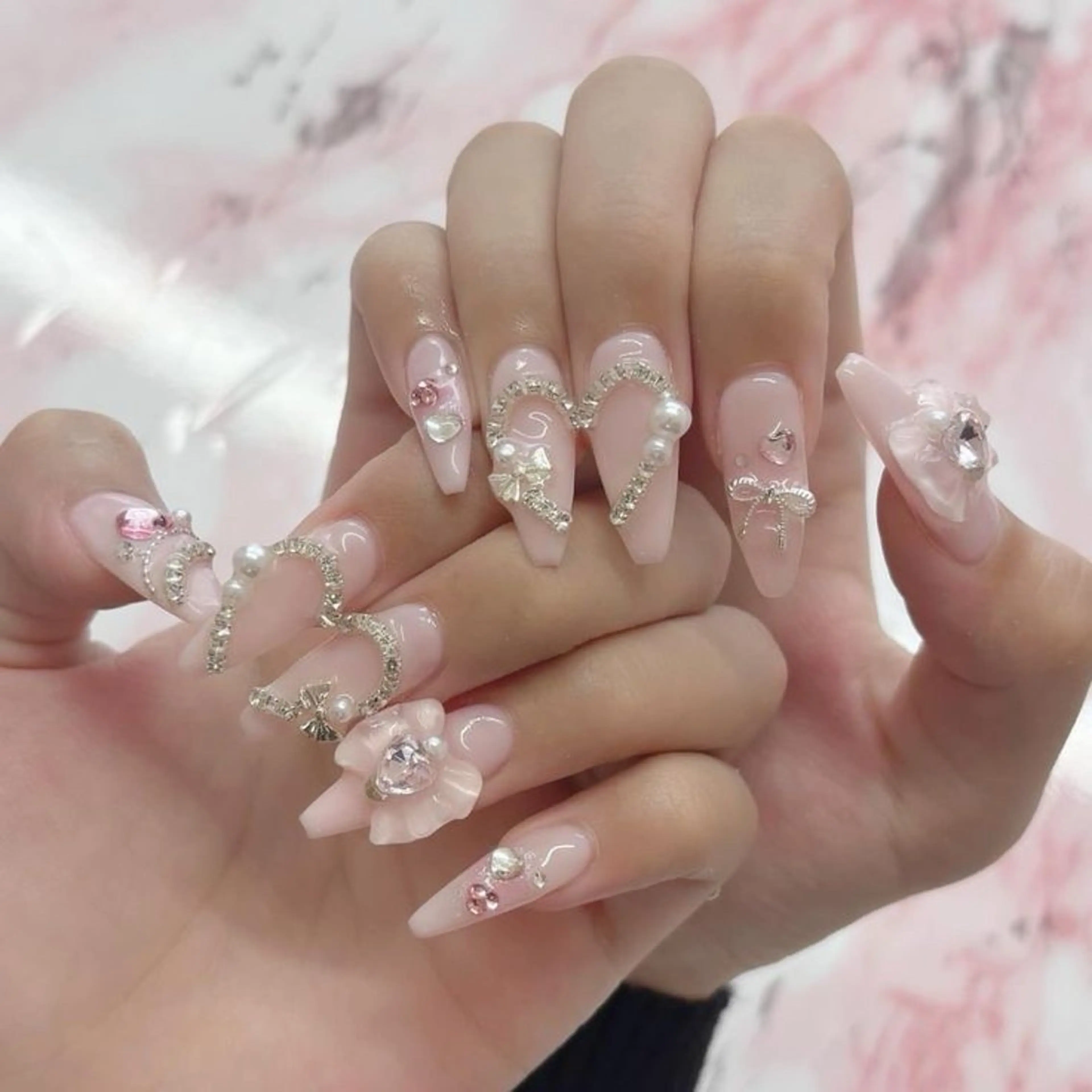 ネイル マグネットネイル ピンク ネイルチップ 冬ネイル クリスマス ハンドネイル Lee Nailsのネイルデザイン