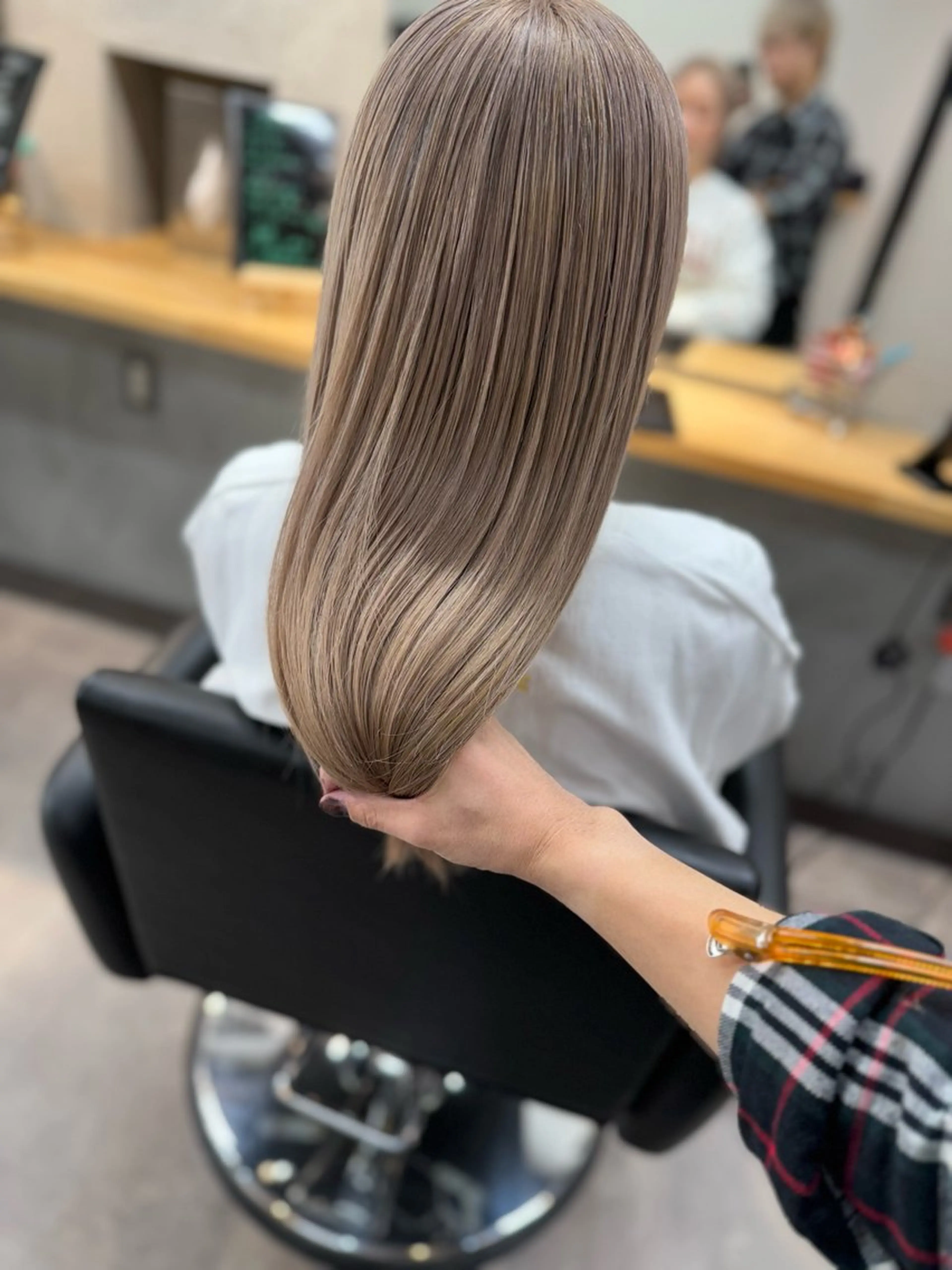 セミロング カラー ブリーチ サクマ リョウジのヘアスタイル