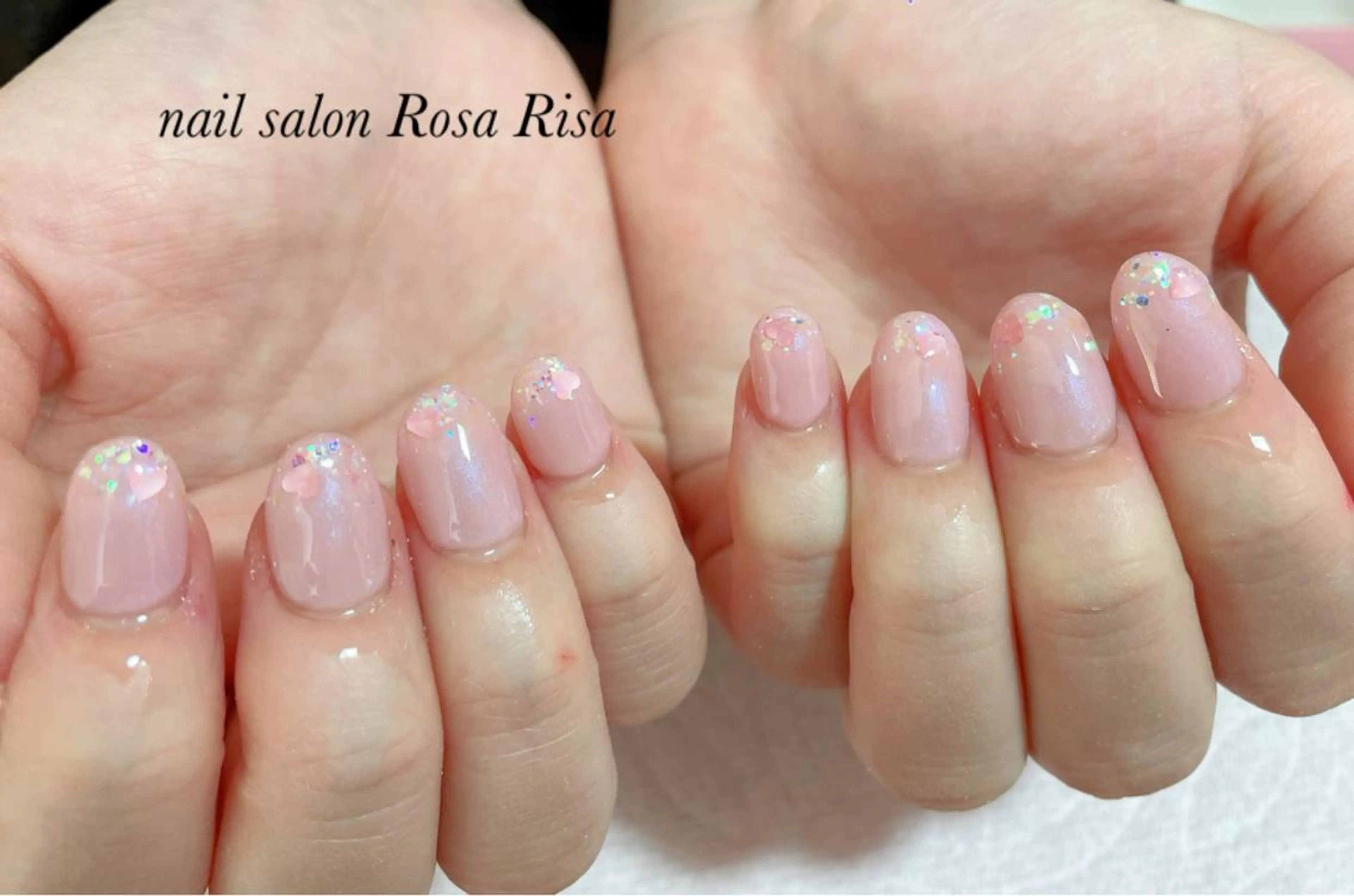 ミディアム ネイル ホログラムネイル ラメ(グリッター) ハンドネイル ネイルスタジオ シェイクユアハンズのネイルデザイン
