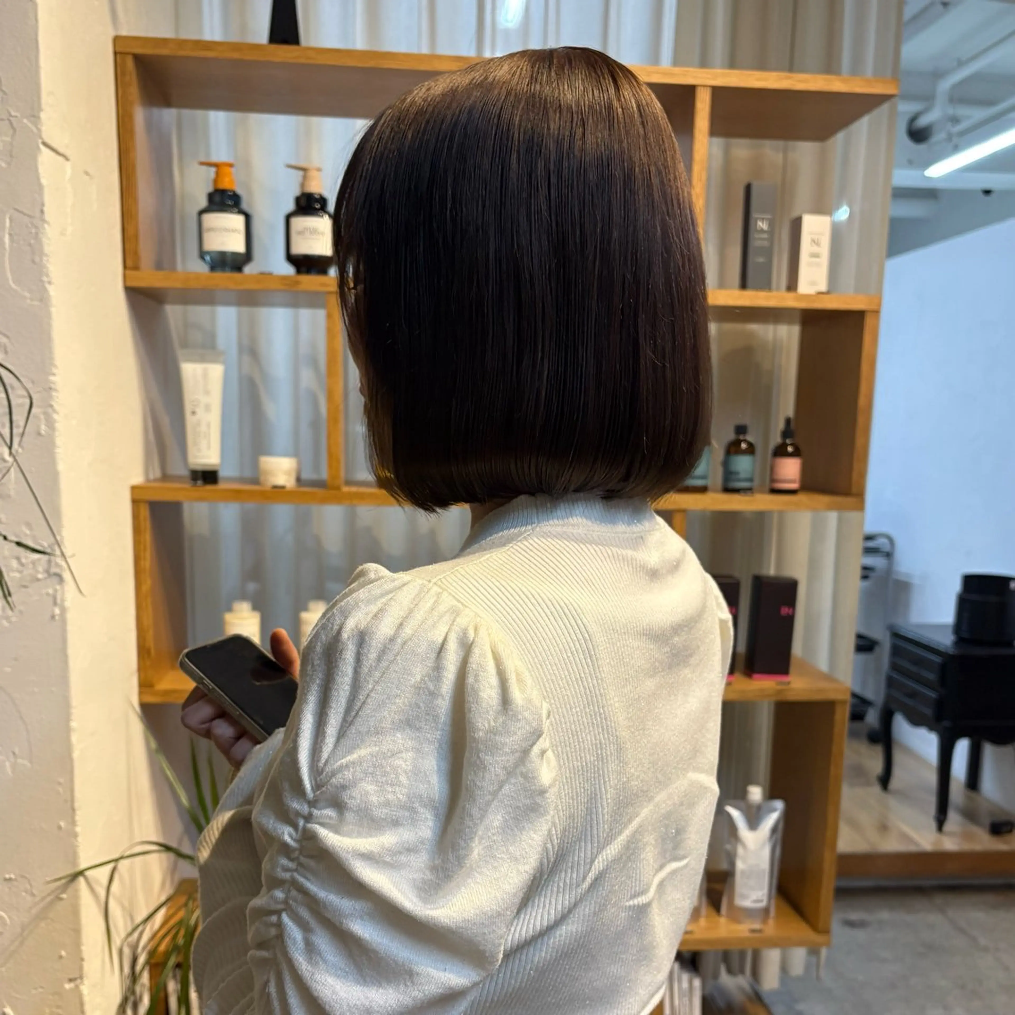 ミディアム ボブ mina / 透明感ベージュカラーのヘアスタイル