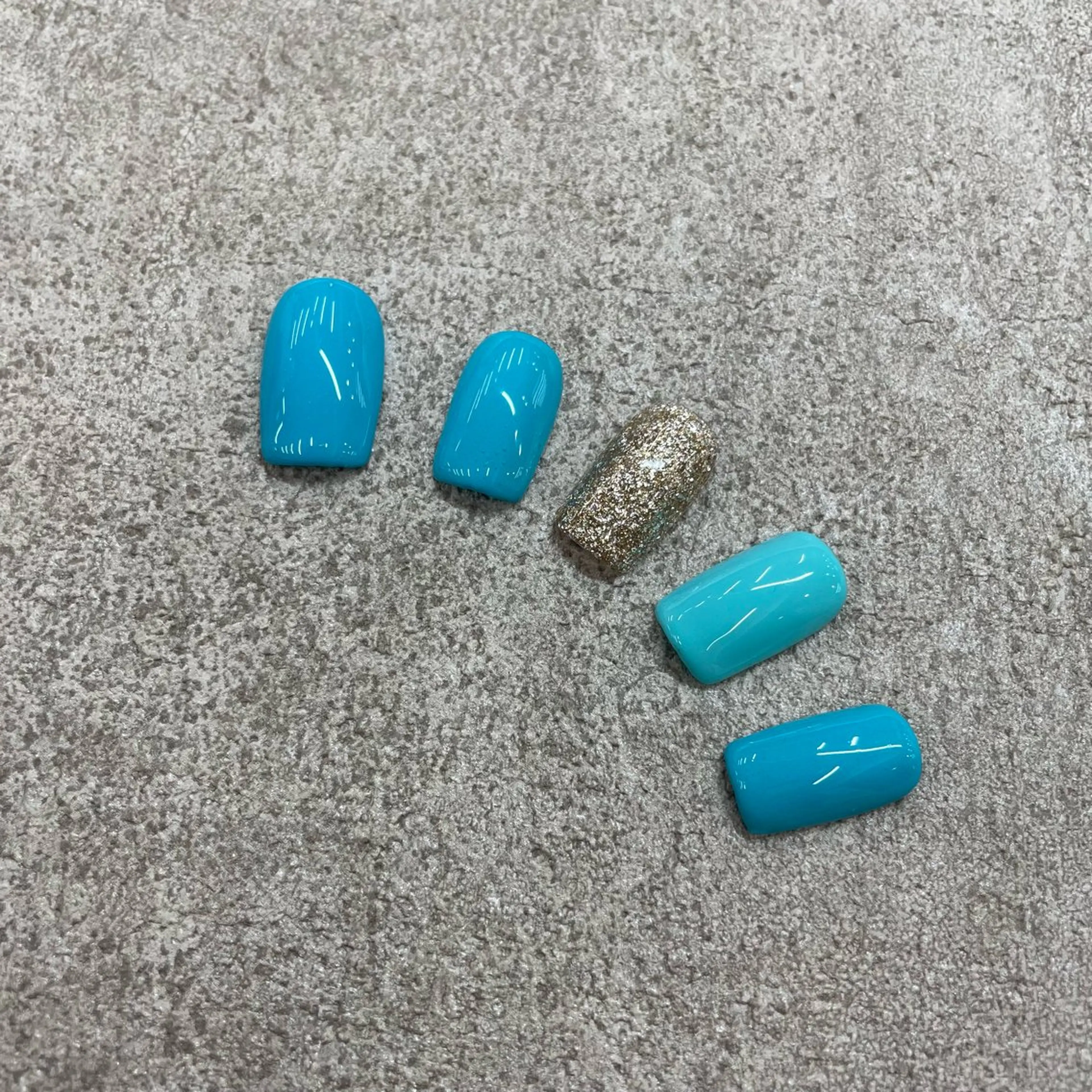 ネイル ブルー グラデーション ラメ(グリッター) MAXKELLY EMIのネイルデザイン