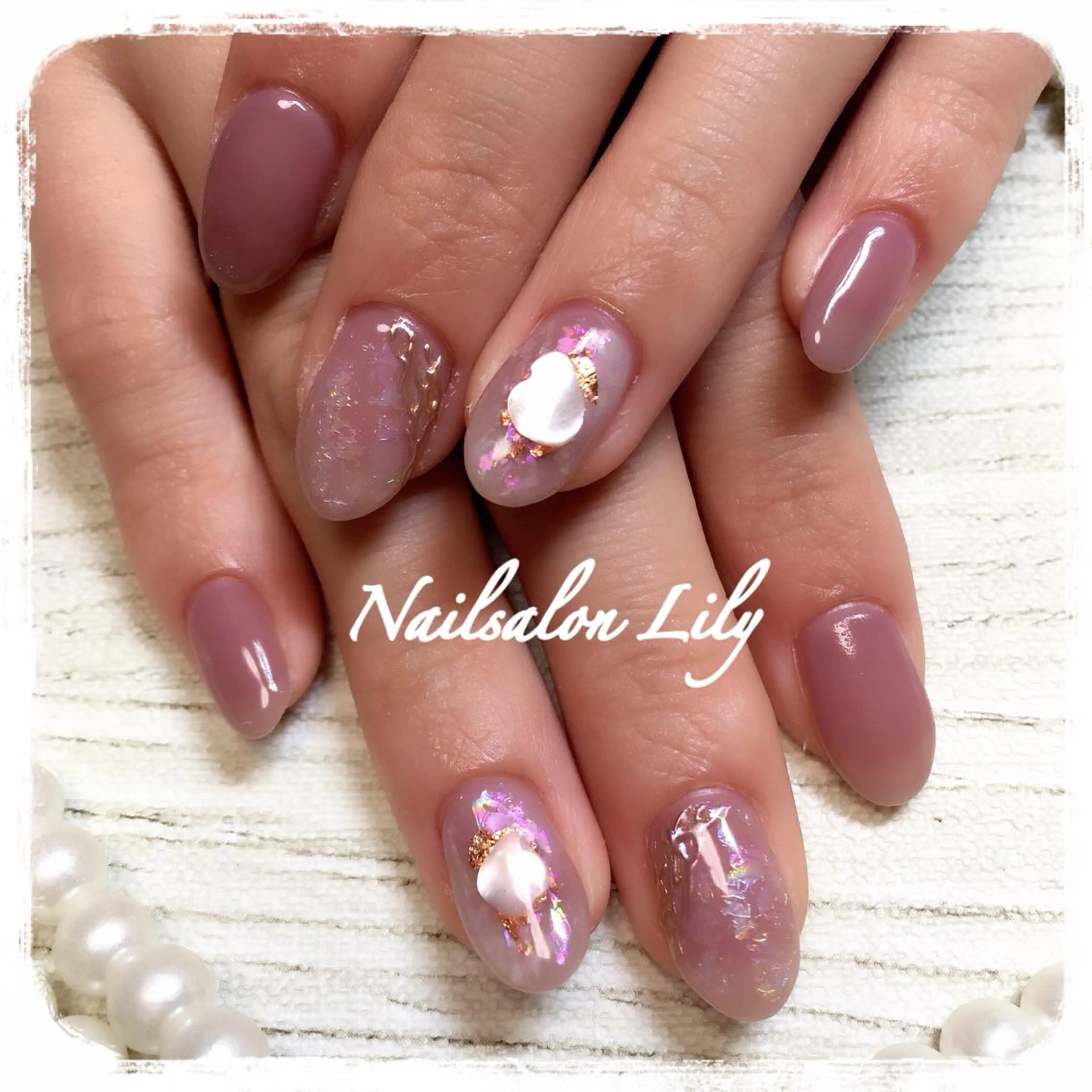 ネイル ストーンネイル Nailsalon Lilyのネイルデザイン