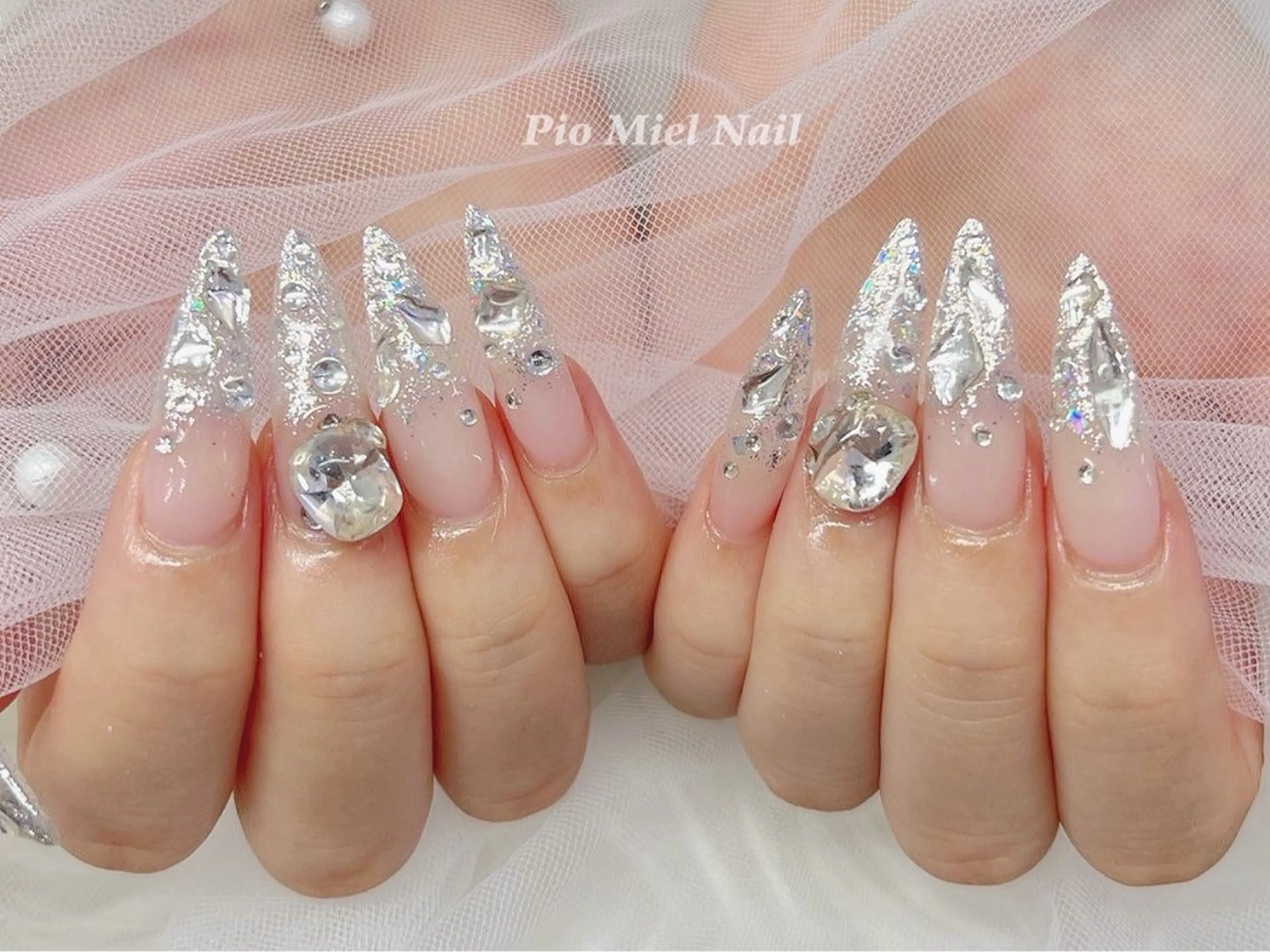 ロング カラー 透明感カラー シルバー ロング ハンドネイル momo 長さだしのネイルデザイン