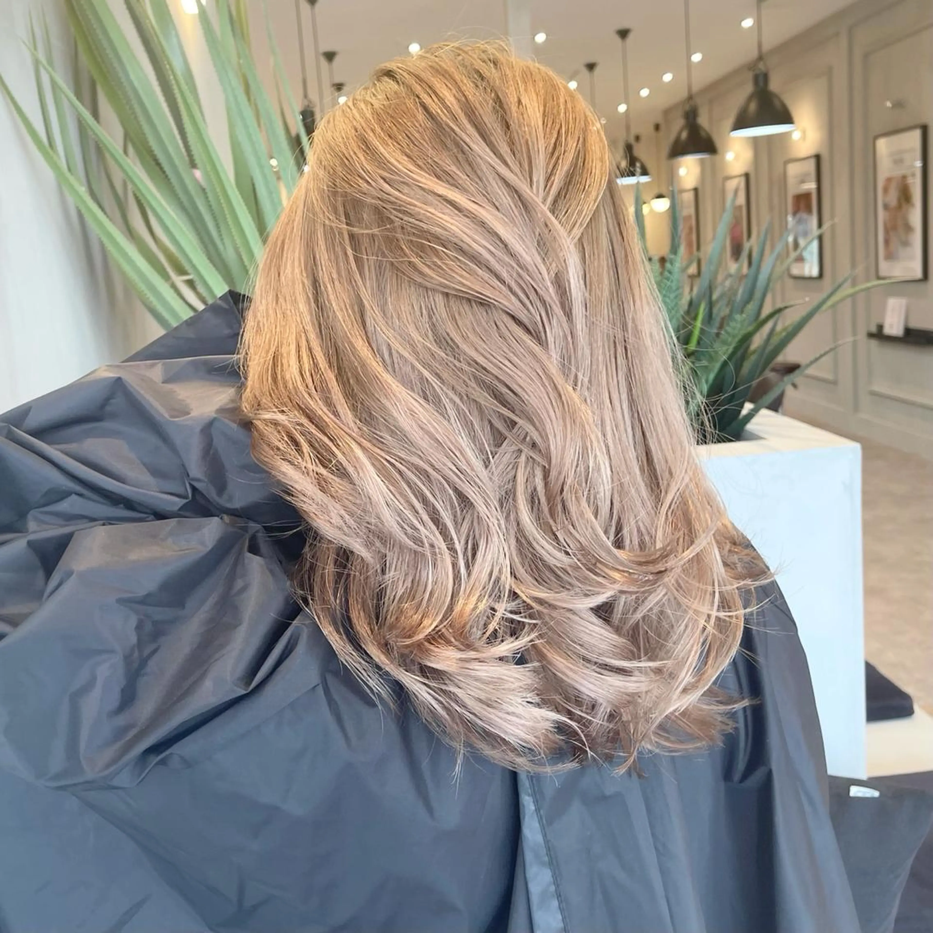 ミディアム カラー ヘアアレンジ バレイヤージュ デザインカラー ハイライトカラー 外国人風カラー ハイライト アンドウ ユウ/ レイヤーカット/韓国のヘアスタイル