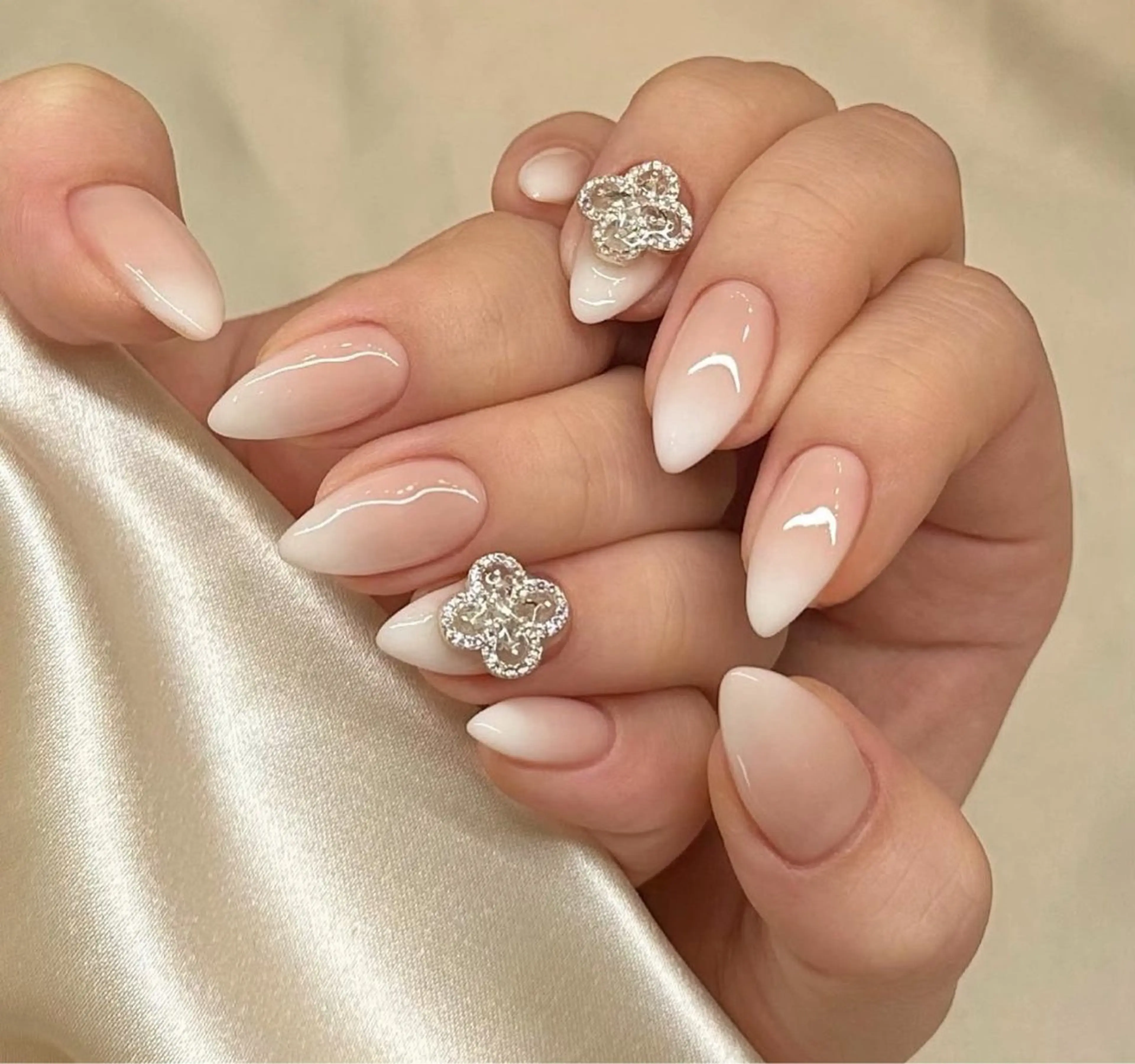 ネイル フラッシュネイル フレンチネイル グラデーション キラキラネイル 韓国ネイル ハンドネイル Lina nail所属・Lunaa 池袋のネイルデザイン