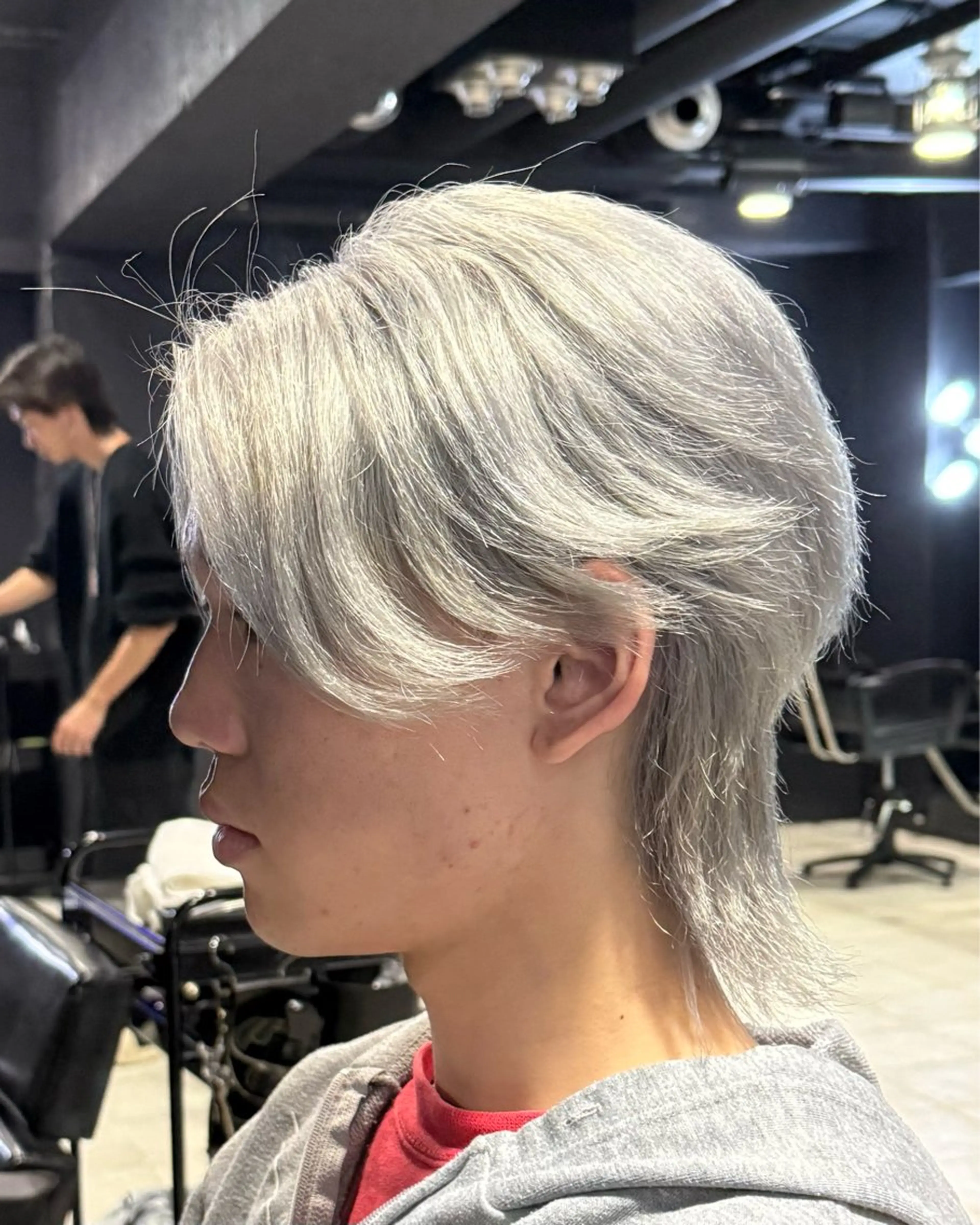 ミディアム カラー メンズ センターパート メンズウルフカット シルバー ホワイトシルバー ウルフカット カット ヘアカラー 難波/メンズウルフ・ フェザーパーマ鶴田文のヘアスタイル