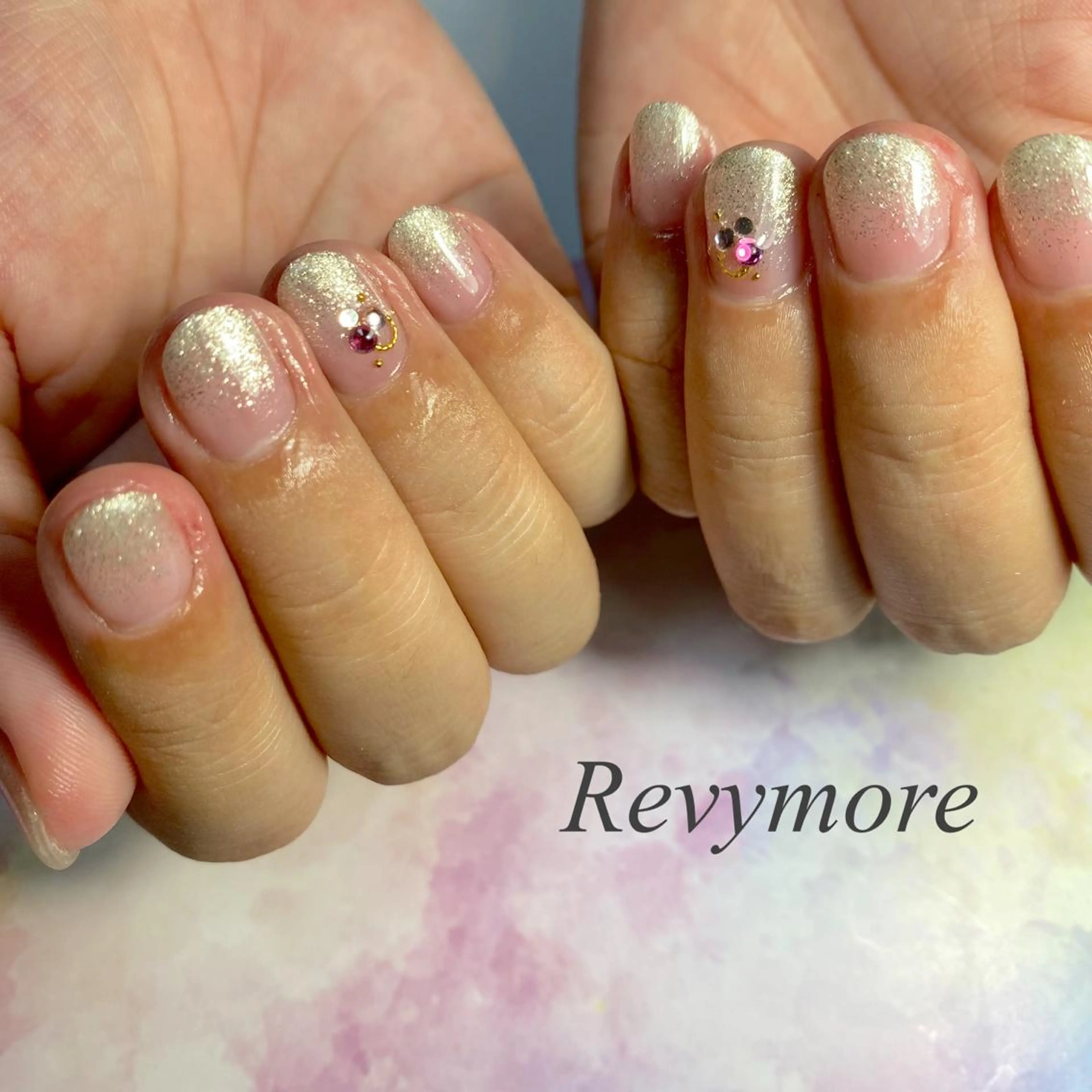 ショート ネイル 韓国風ヘア ジェルネイル ゴールド グラデーション キラキラネイル nail salon Revymore所属・nail salon Revymoreのネイルデザイン