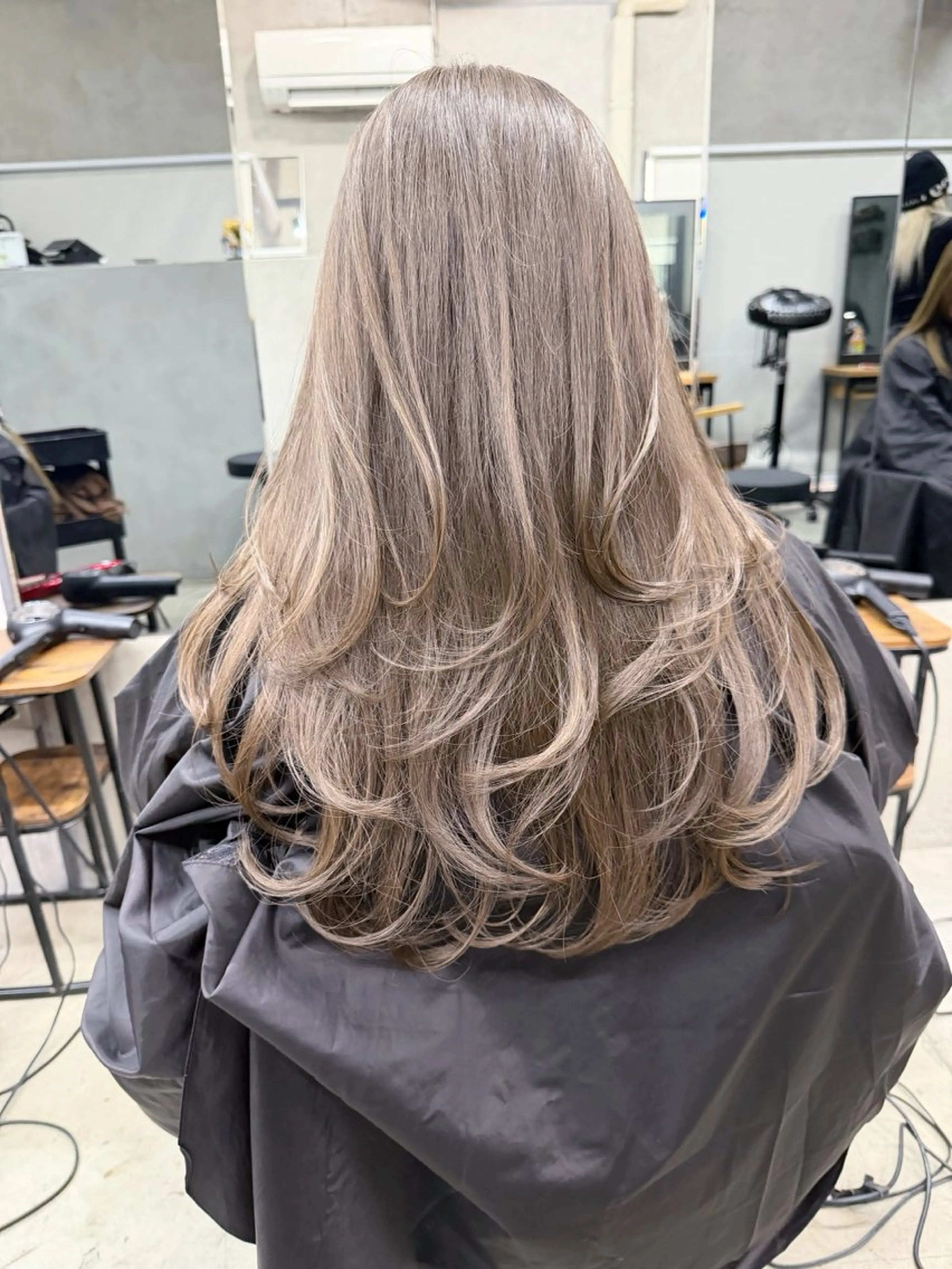 セミロング カラー ベージュカラー ミルクティーベージュ レイヤーカット カット ヘアカラー トリートメント AiM 大名　似合わせカットのヘアスタイル