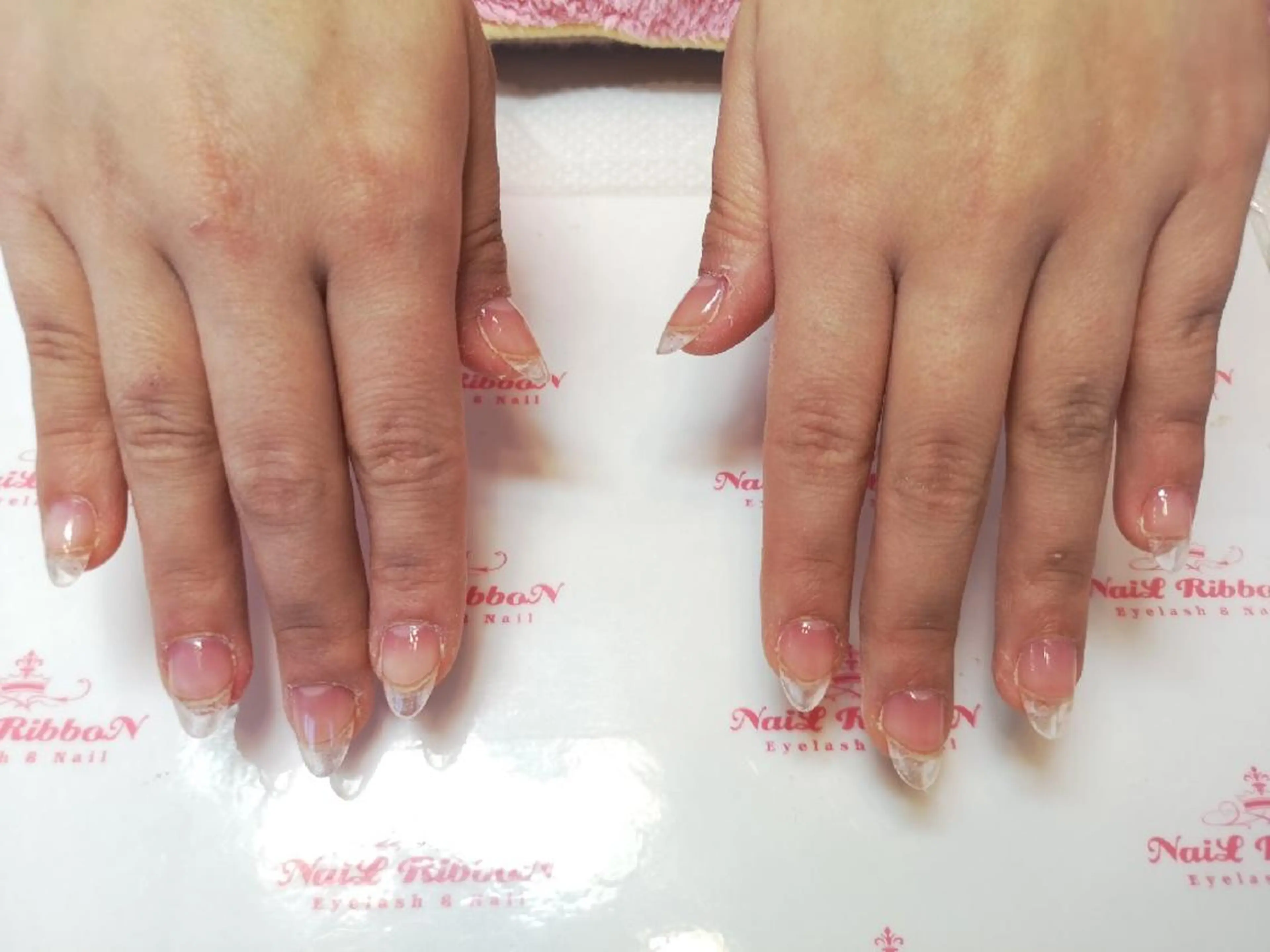ネイル クリアネイル 長さ出し ハンドネイル ネイルリボン 受付スタッフのネイルデザイン