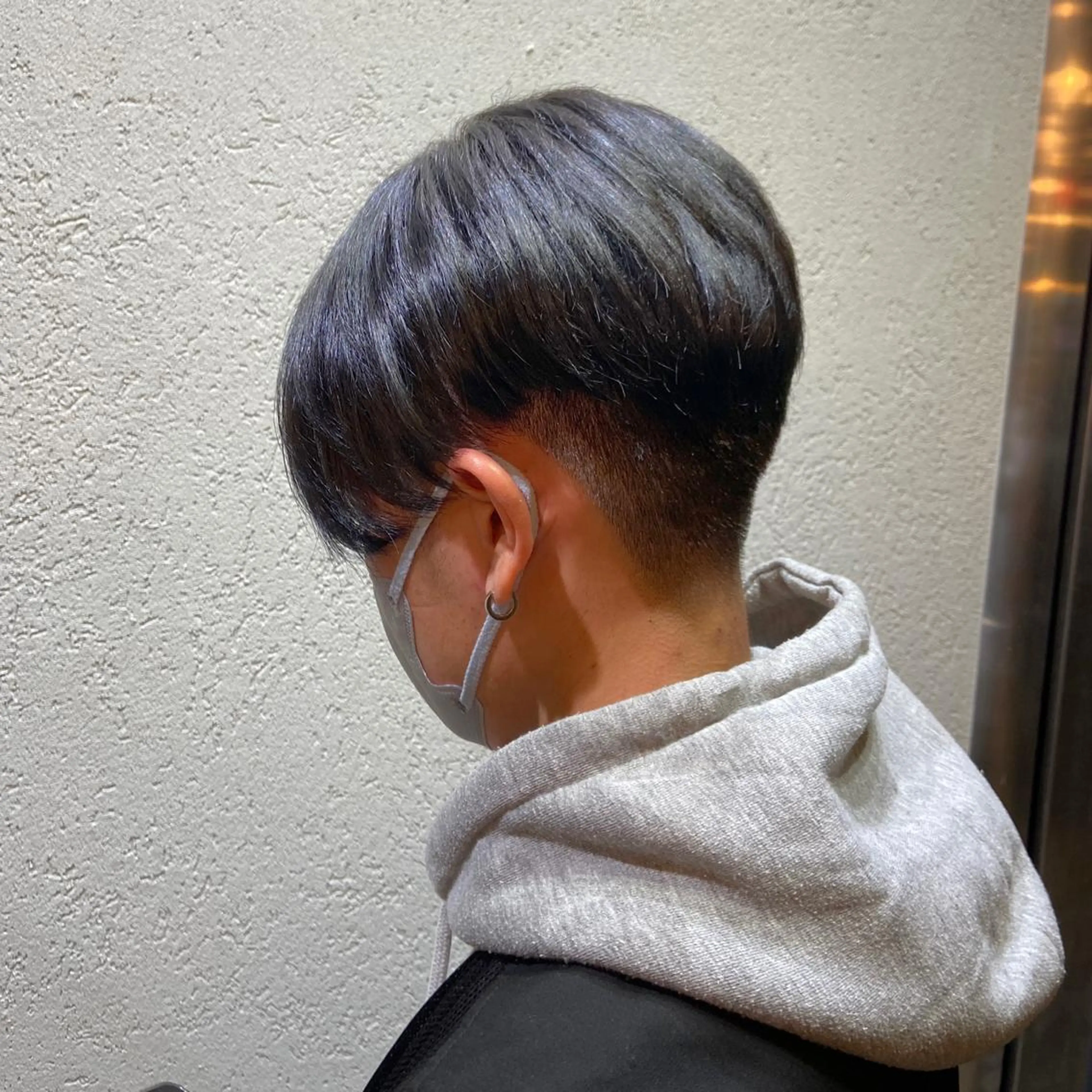 カラー メンズ アッシュ アッシュグレー 透明感カラー ノイシキ サキのヘアスタイル