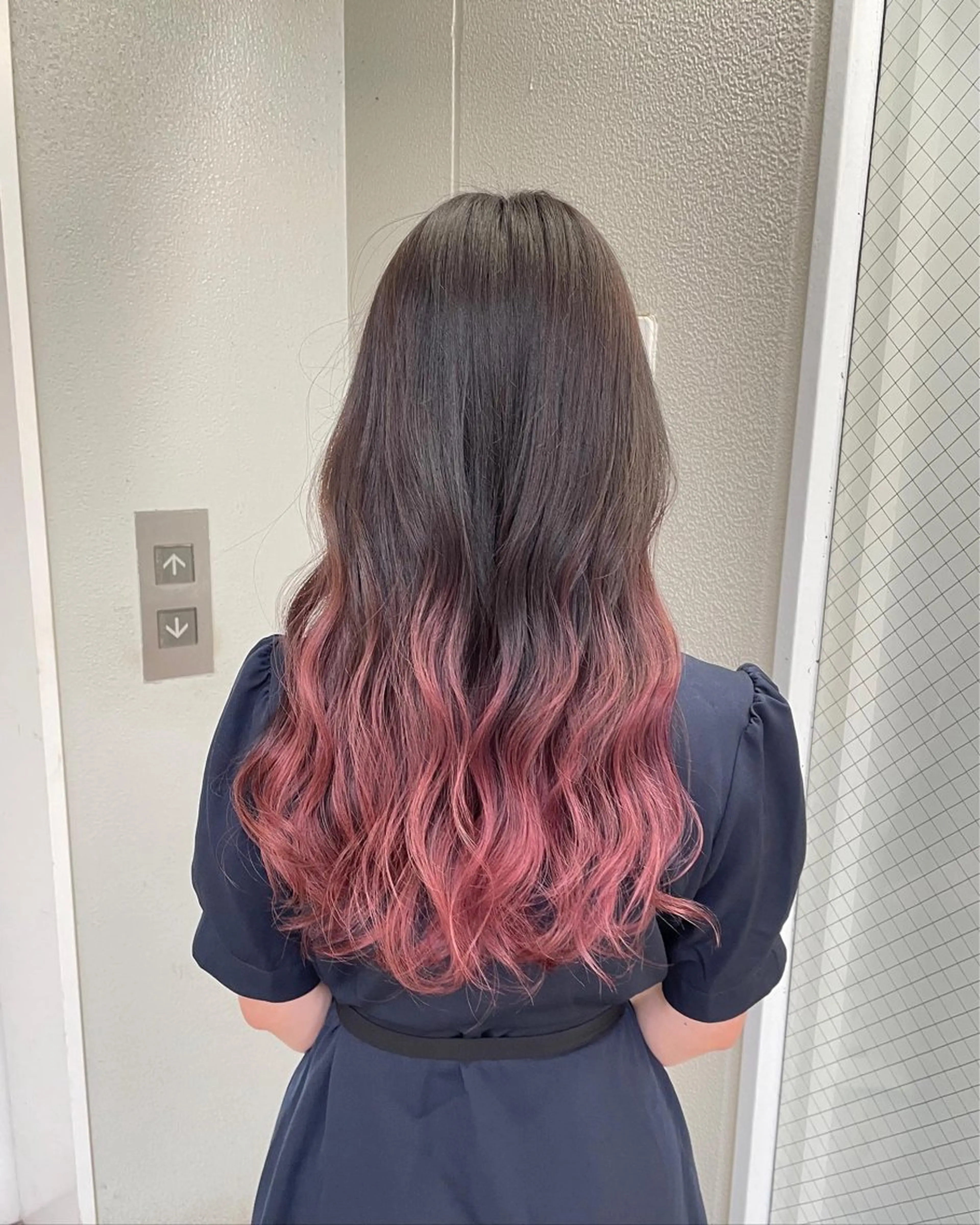 ロング カラー ヘアアレンジ アッシュ グラデーションカラー ピンクカラー ピンクアッシュ ヘアカラー トリートメント ヘッドスパ ヘアセット 艶髪✨寒色カラー✨ 翁長孝輔のヘアスタイル