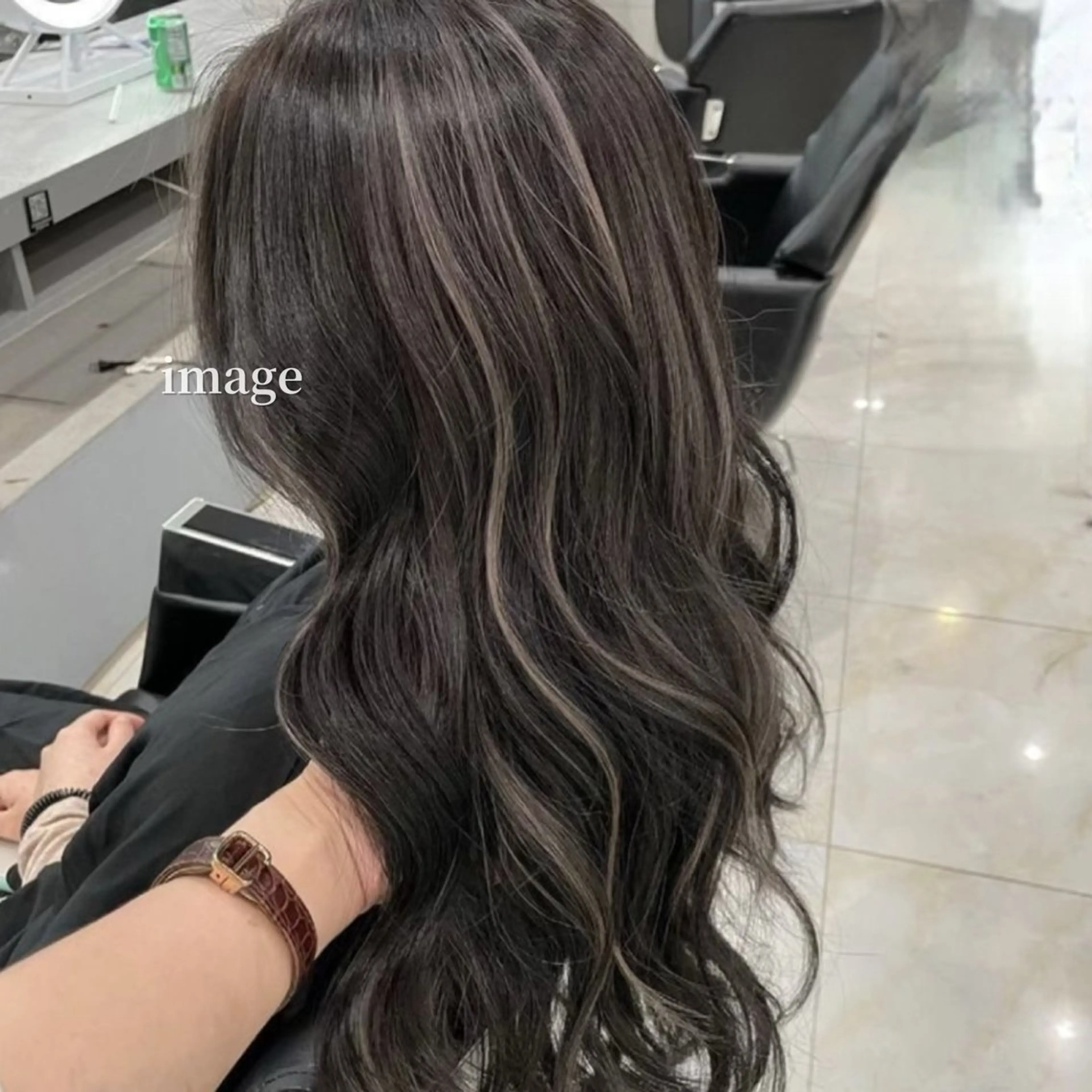 カラー 大人上品な ハイライト🪄イワヤのヘアスタイル