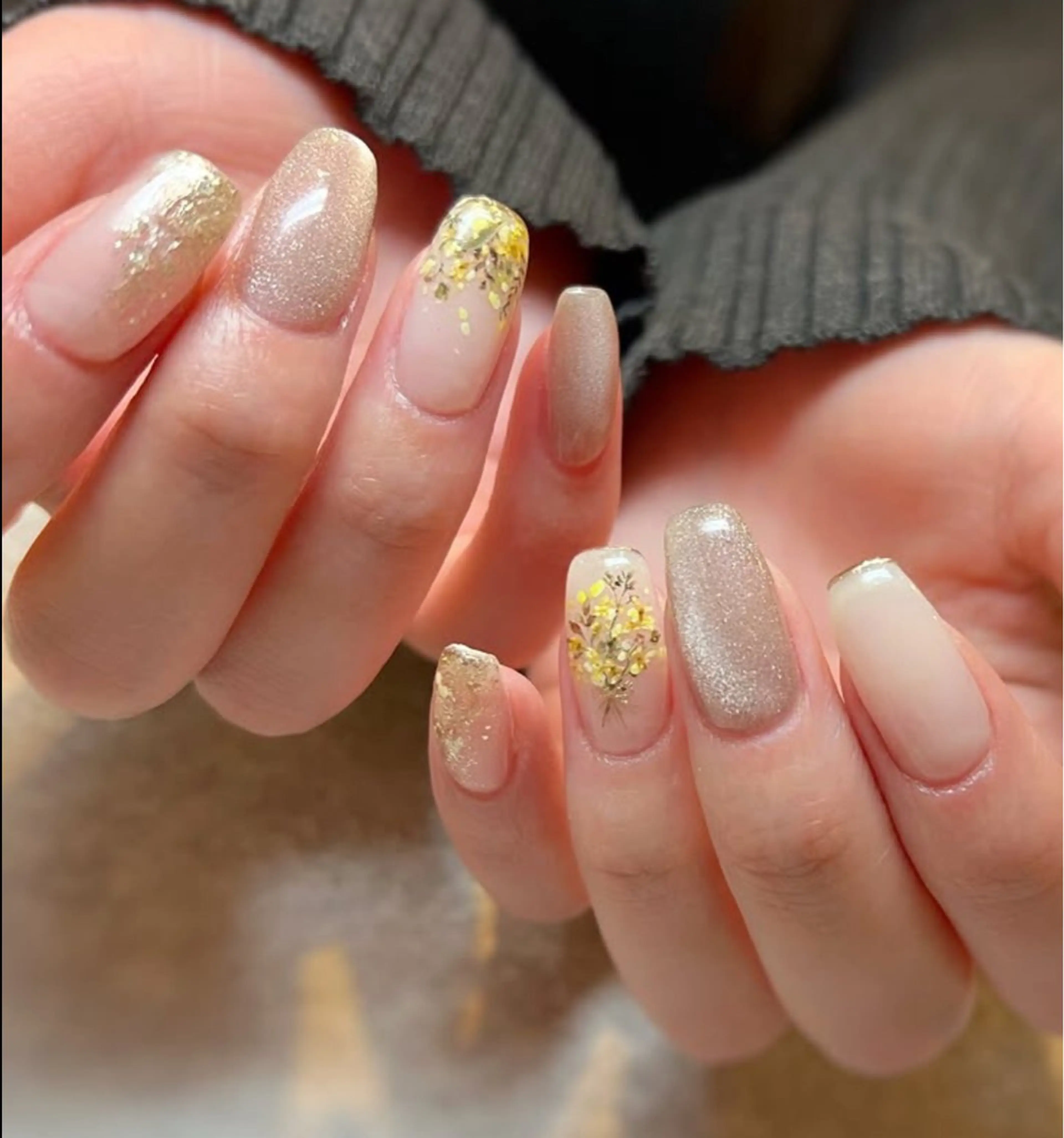 ネイル アートネイル フラワーネイル 春ネイル 黄色 ハンドネイル Roger 舞のネイルデザイン