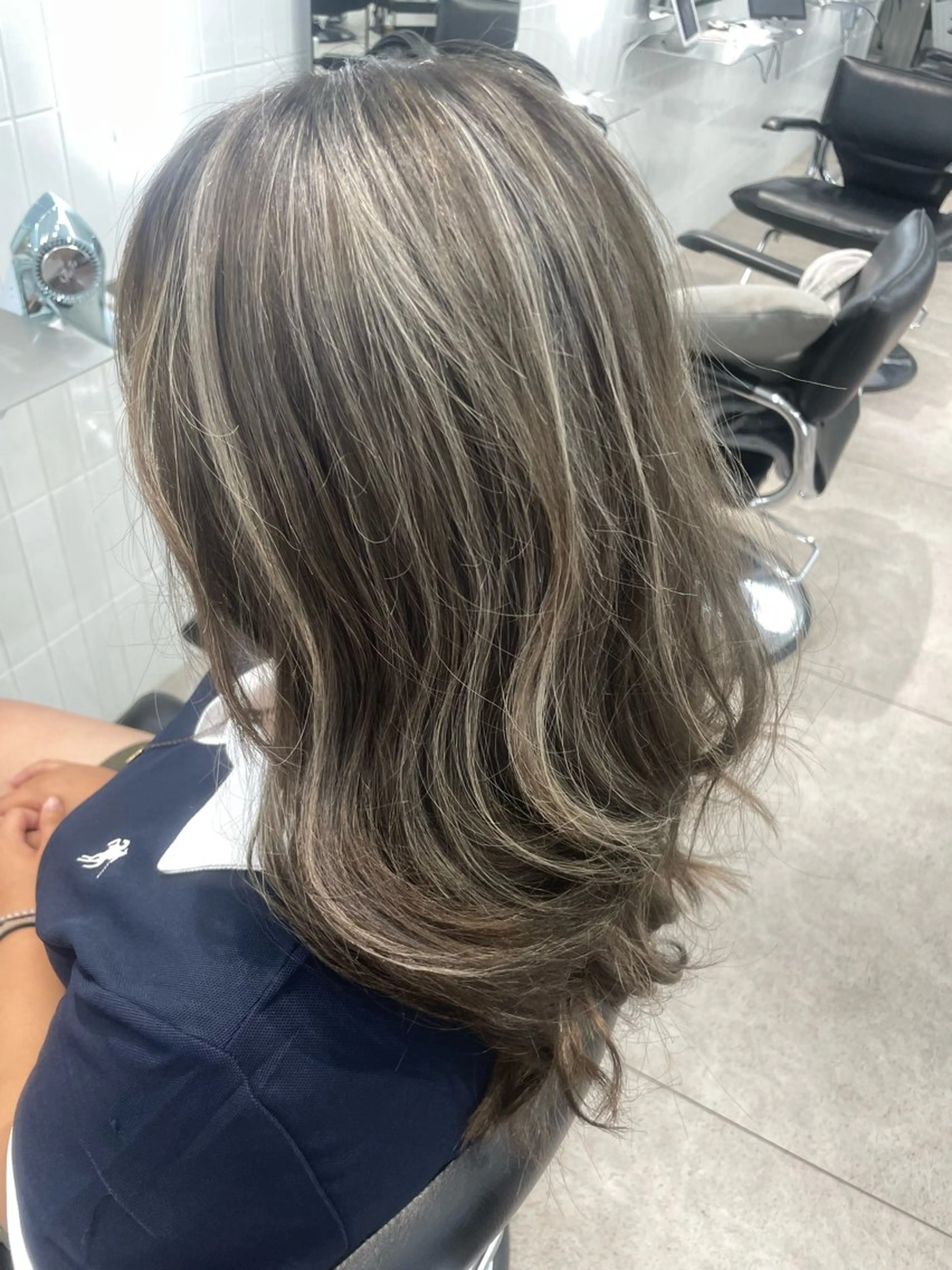 ロング カラー ベージュカラー グレージュ ハイライトカラー ミルクティーベージュ ハイライト ヘアカラー 表参道/ハイライト バレイヤージュのヘアスタイル