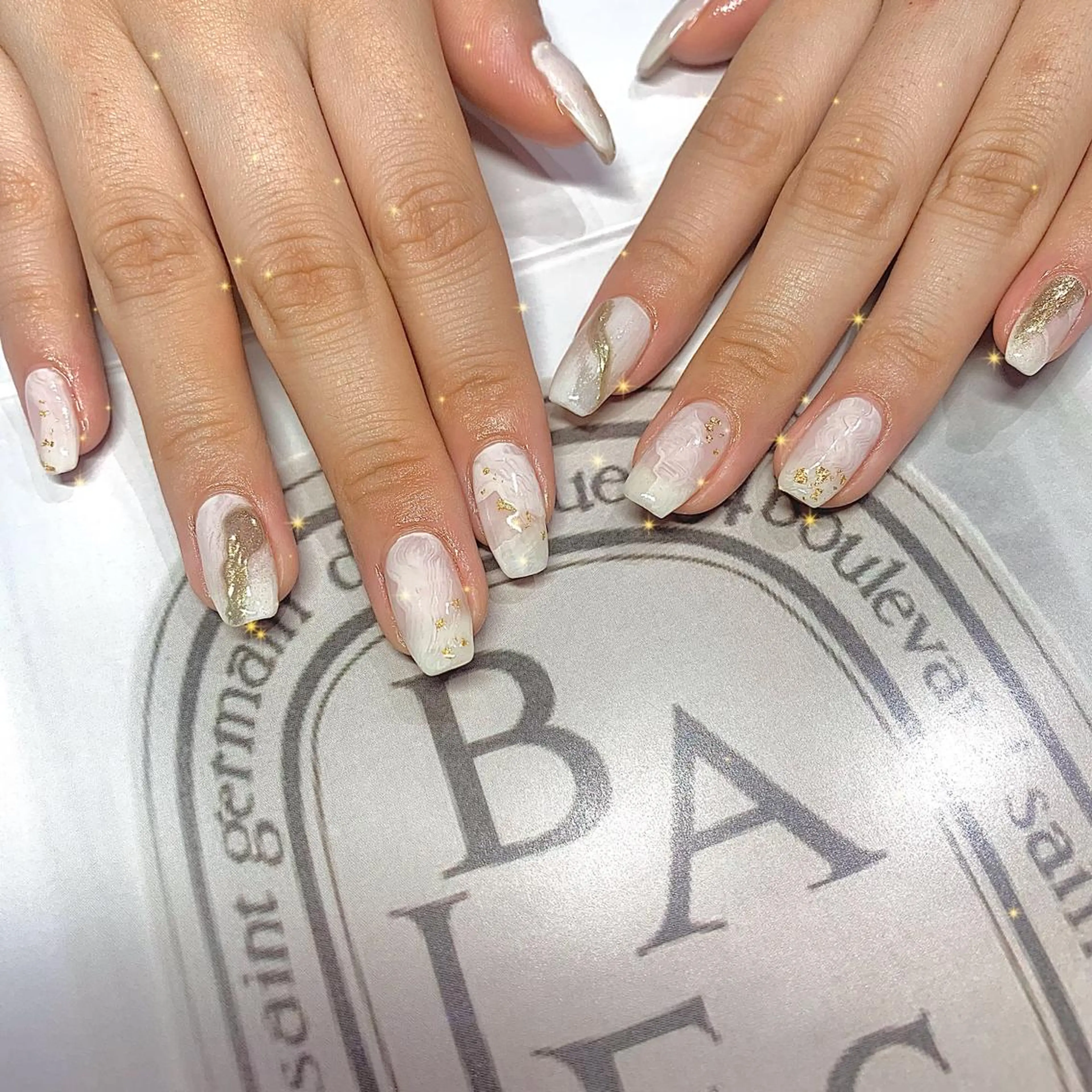 ネイル 成人式 キラキラネイル ニュアンスネイル シンプルネイル ホワイト élu by Noriko 前原のネイルデザイン