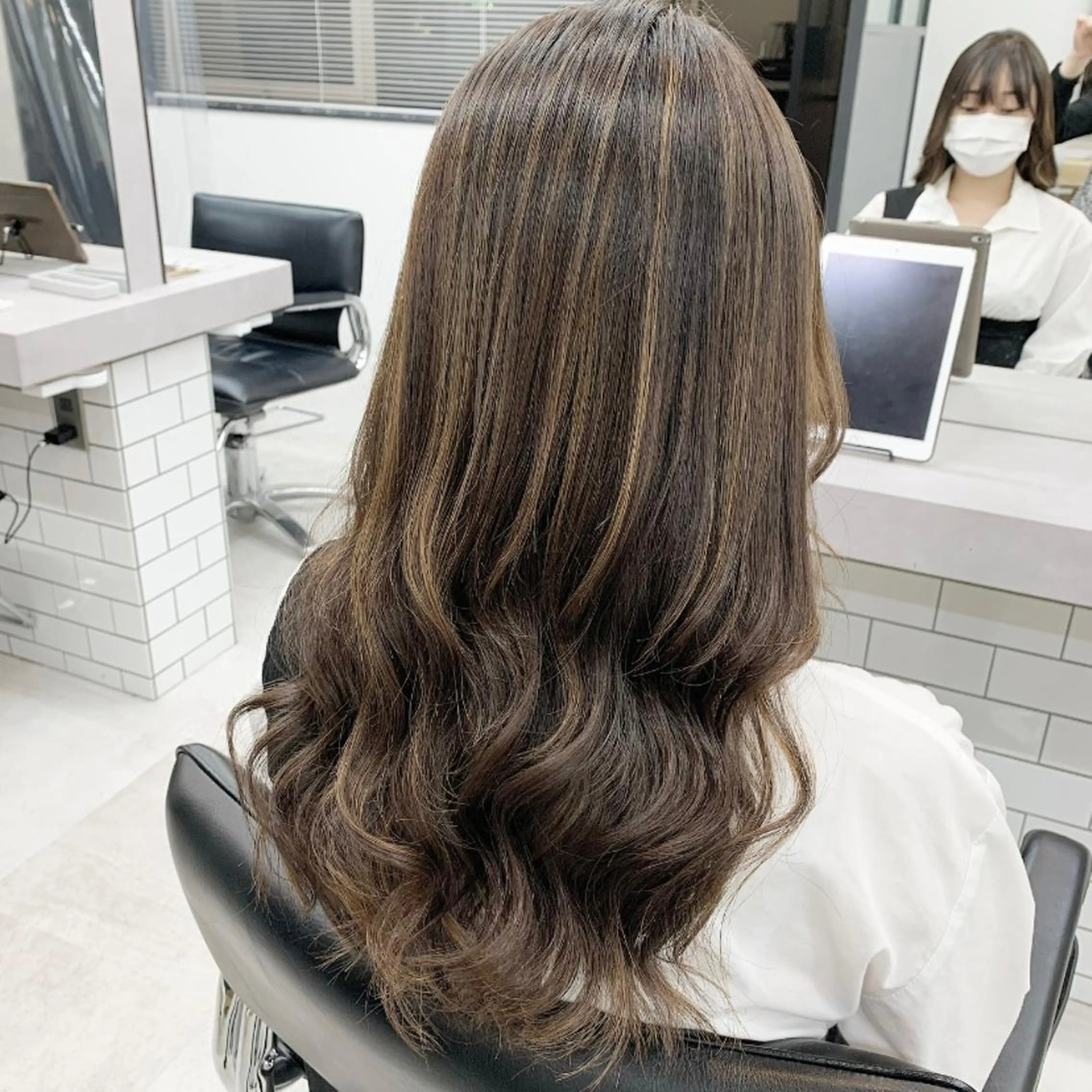 セミロング カラー ハイライトカラー ハイライト カット ヘアカラー トリートメント FRAME+spa&hair roomなんば駅前店所属・🌸MAYU🌸 ハイトーン➕レイヤーのヘアスタイル