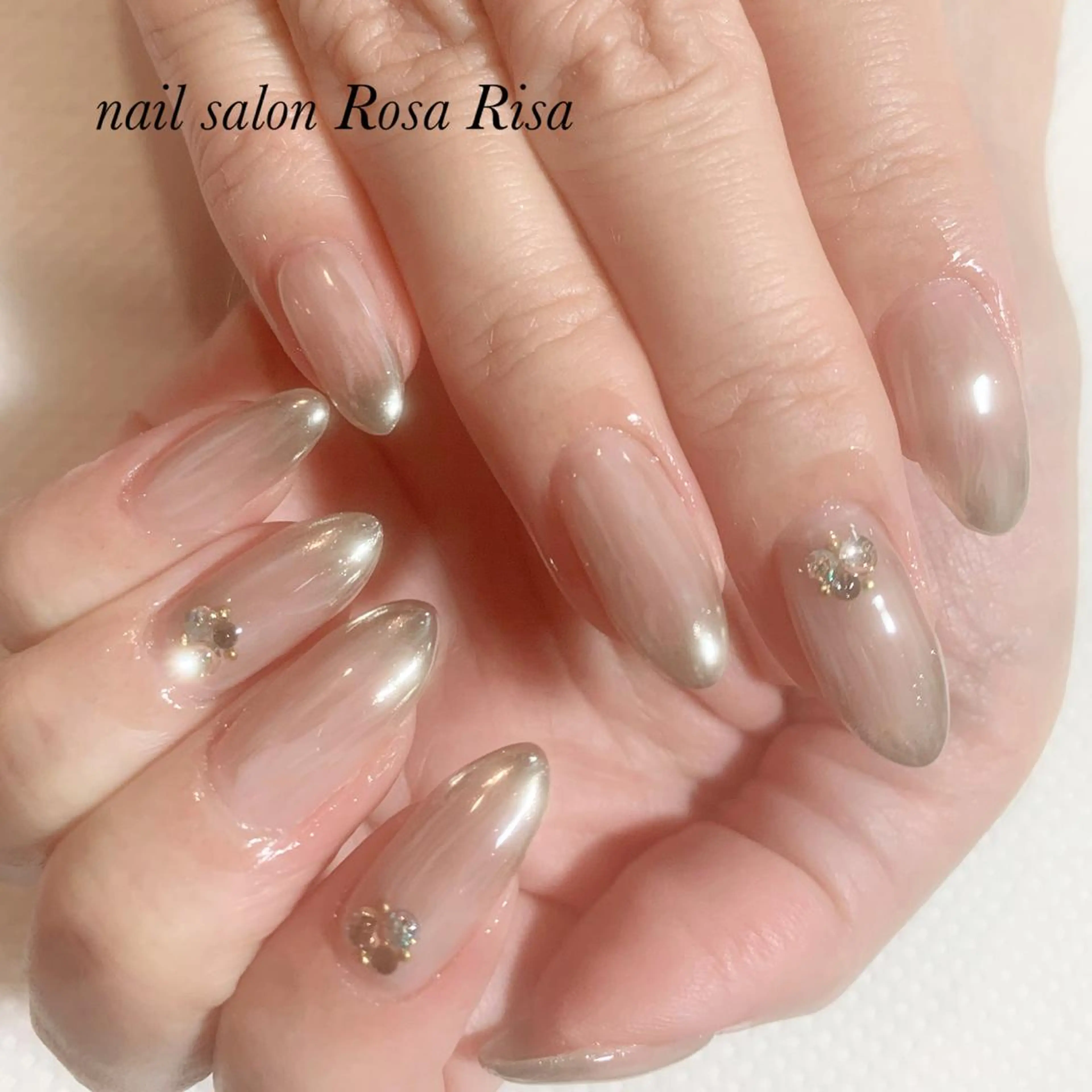ミディアム ネイル ミラーネイル ニュアンスネイル ハンドネイル ネイルスタジオ シェイクユアハンズのネイルデザイン