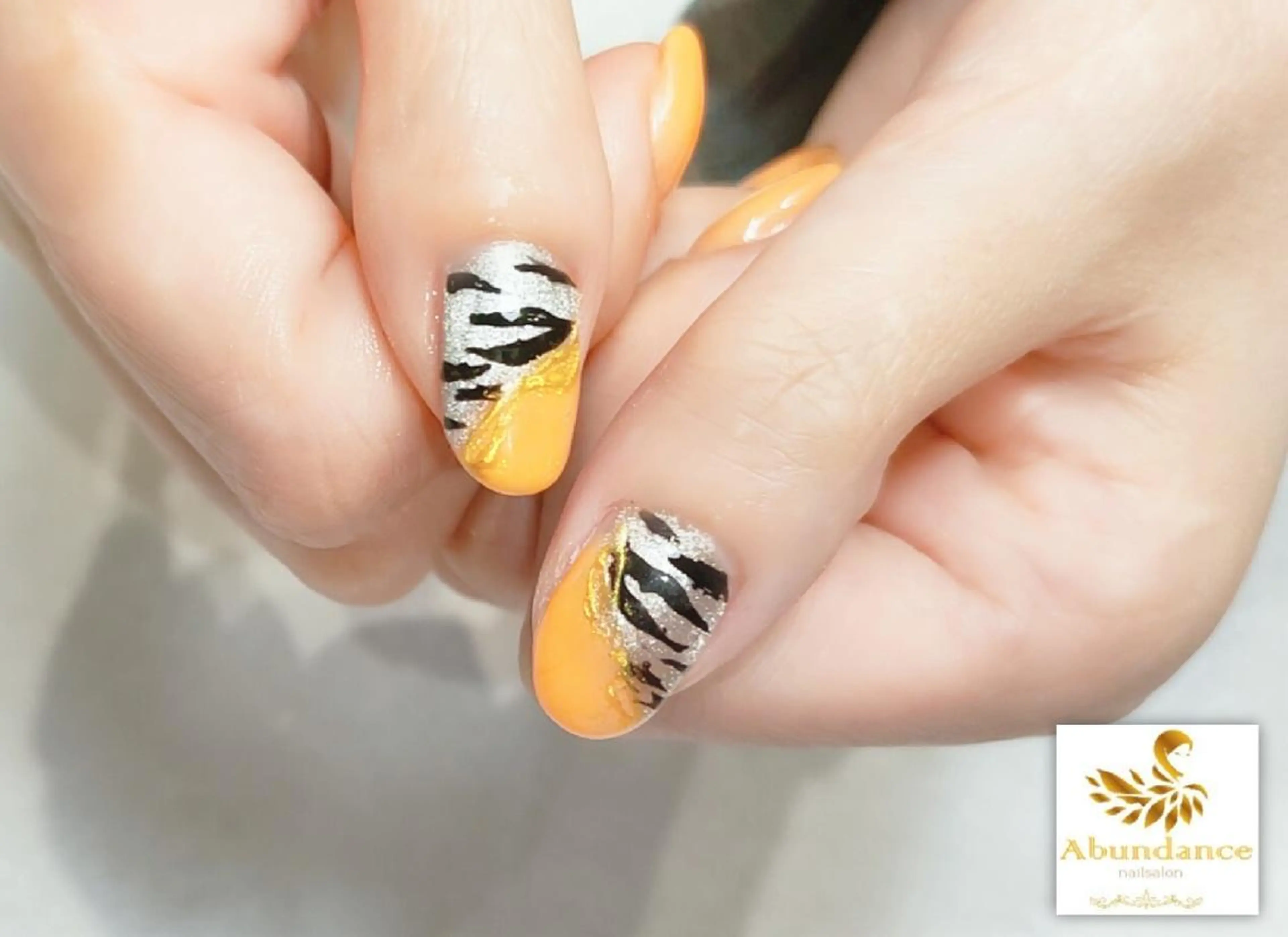 ショート ネイル マグネットネイル オレンジ ハンドネイル 完全予約制個室サロン Abundancesのネイルデザイン
