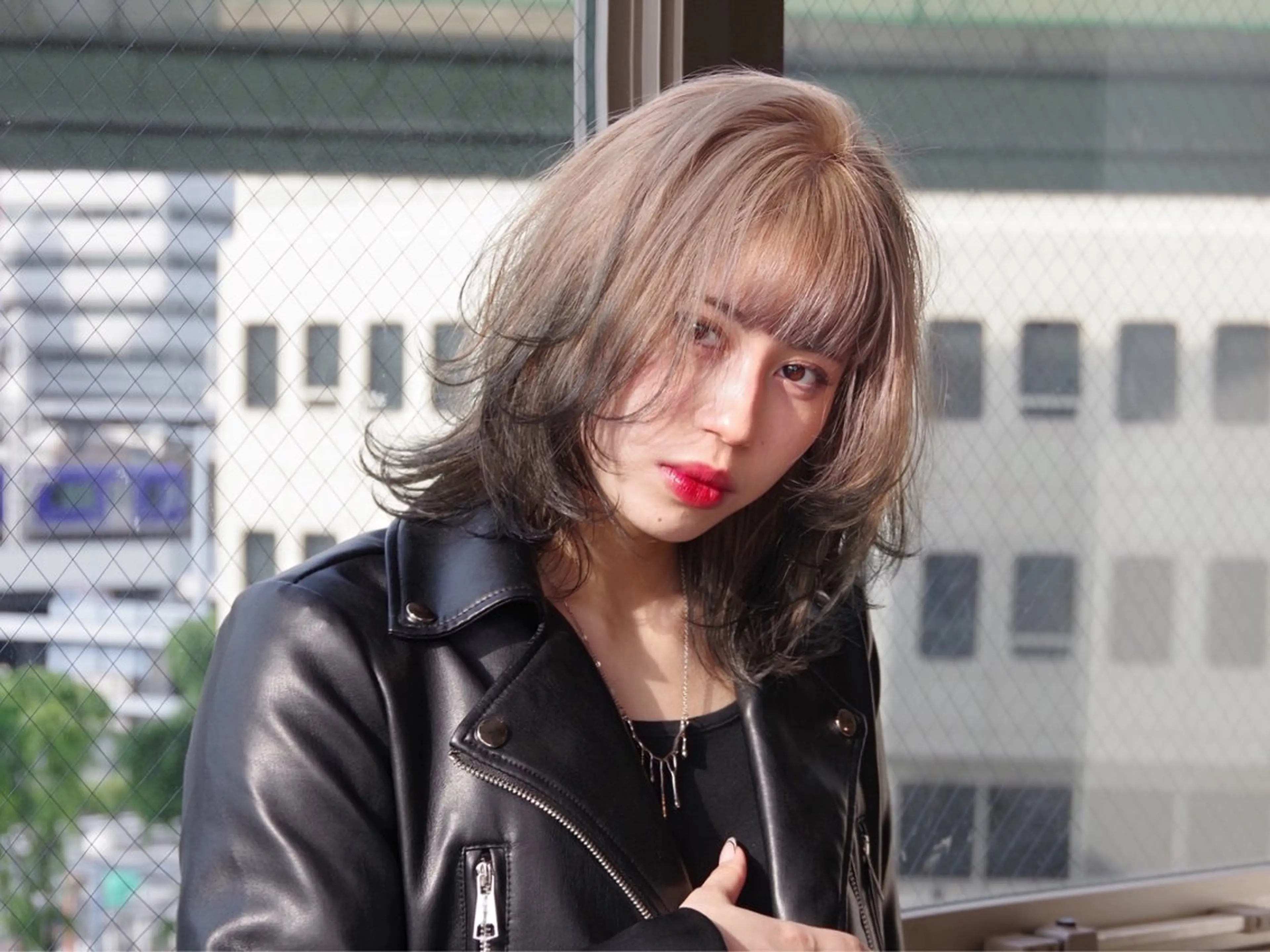 ミディアム カラー デザインカラー ハイトーンカラー ボブ くびれヘア 顔まわりレイヤー 大阪ウルフカット ハッシュカットのヘアスタイル