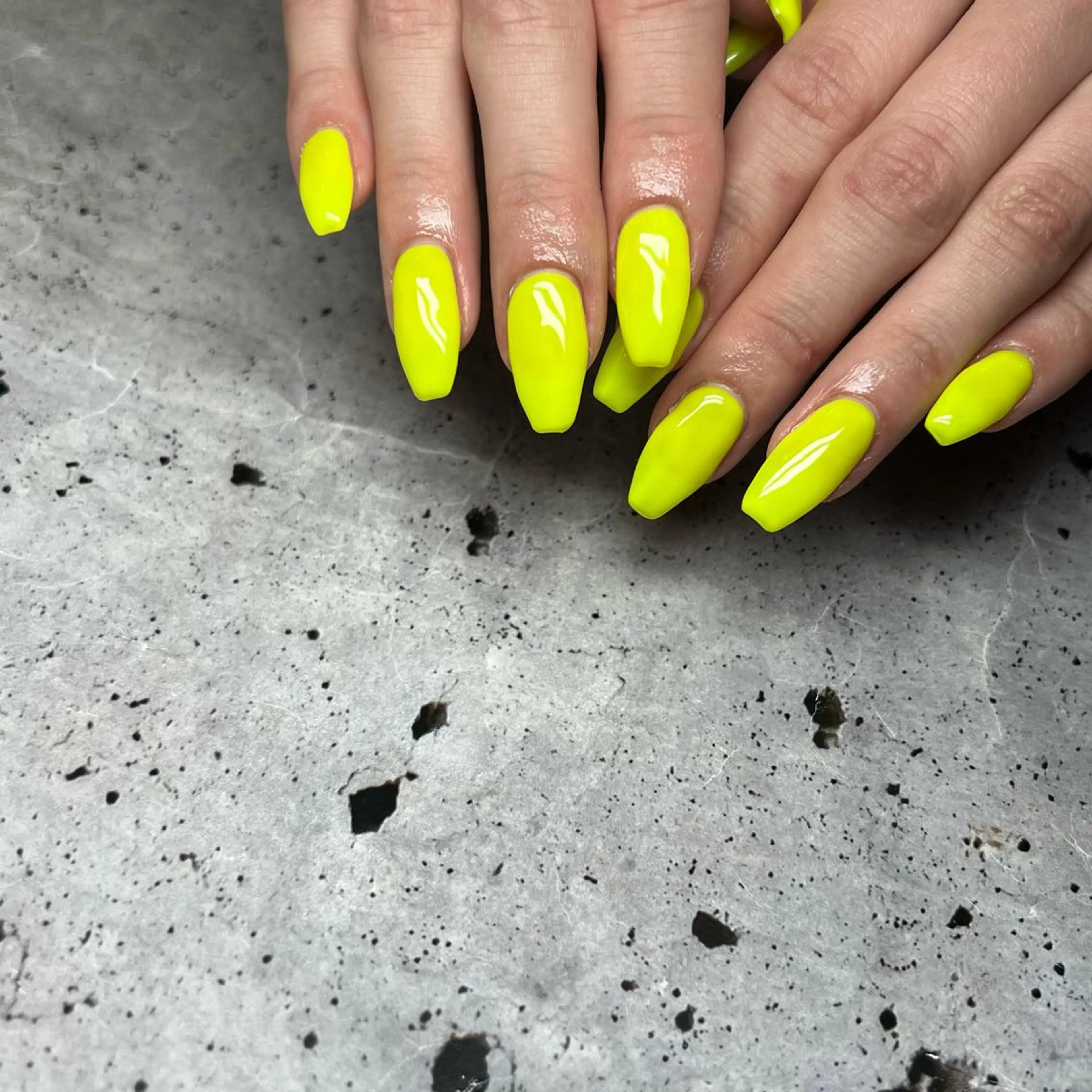 ネイル 黄色 ハンドネイル 𝐫𝐚𝐢 𝐧𝐚𝐢𝐥のネイルデザイン