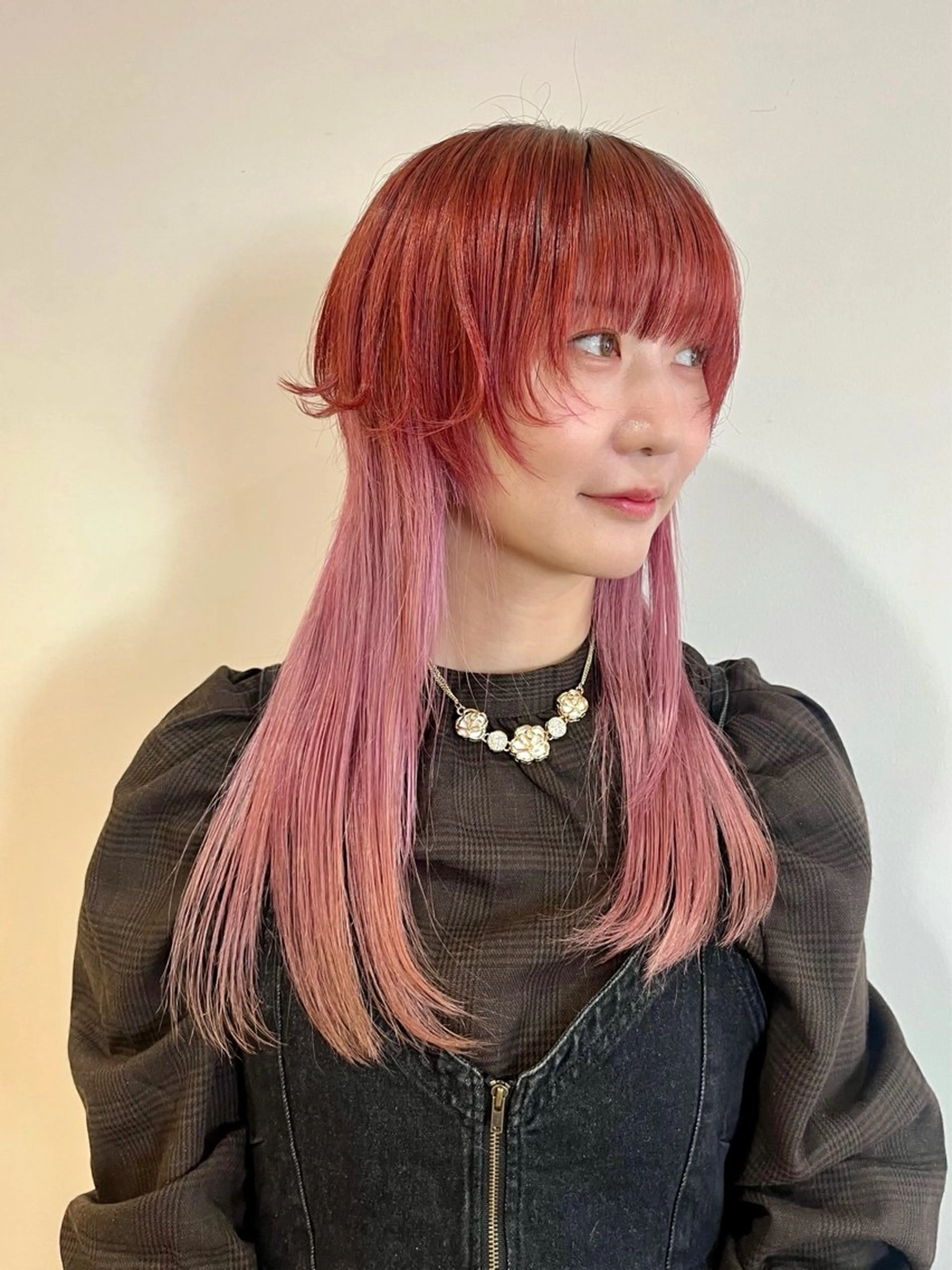 ロング カラー デザインカラー グラデーションカラー ピンクカラー ロング ウルフカット ヘアカラー direction所属・派手髪デザインカラー ヒロカのヘアスタイル
