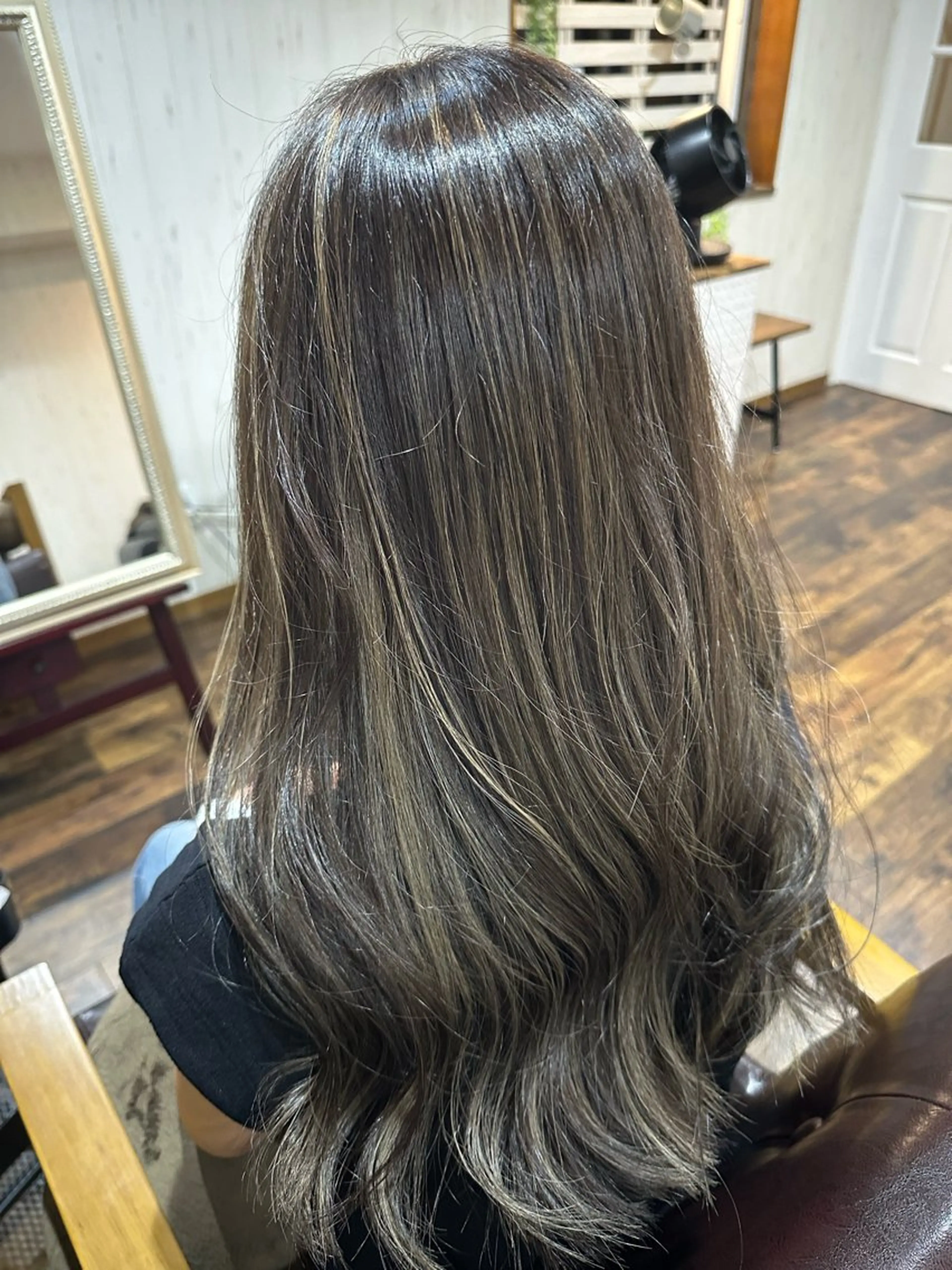 セミロング カラー ブリーチ ケアブリーチ ハイライトカラー ハイライト カット ヘアカラー トリートメント 西川 敏夫のヘアスタイル