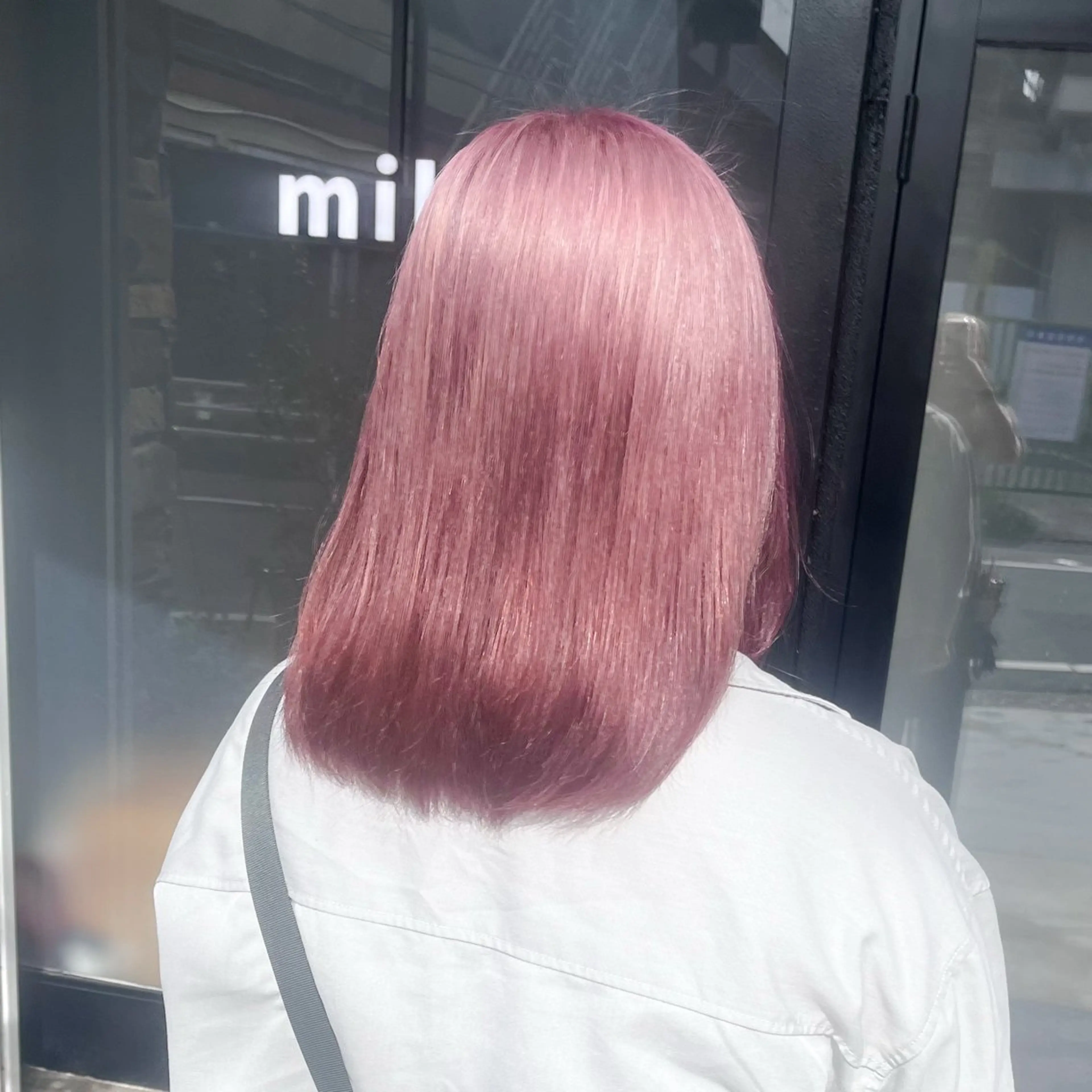 ミディアム カラー ブリーチ カット ヘアカラー トリートメント 伊藤 玲衣のヘアスタイル