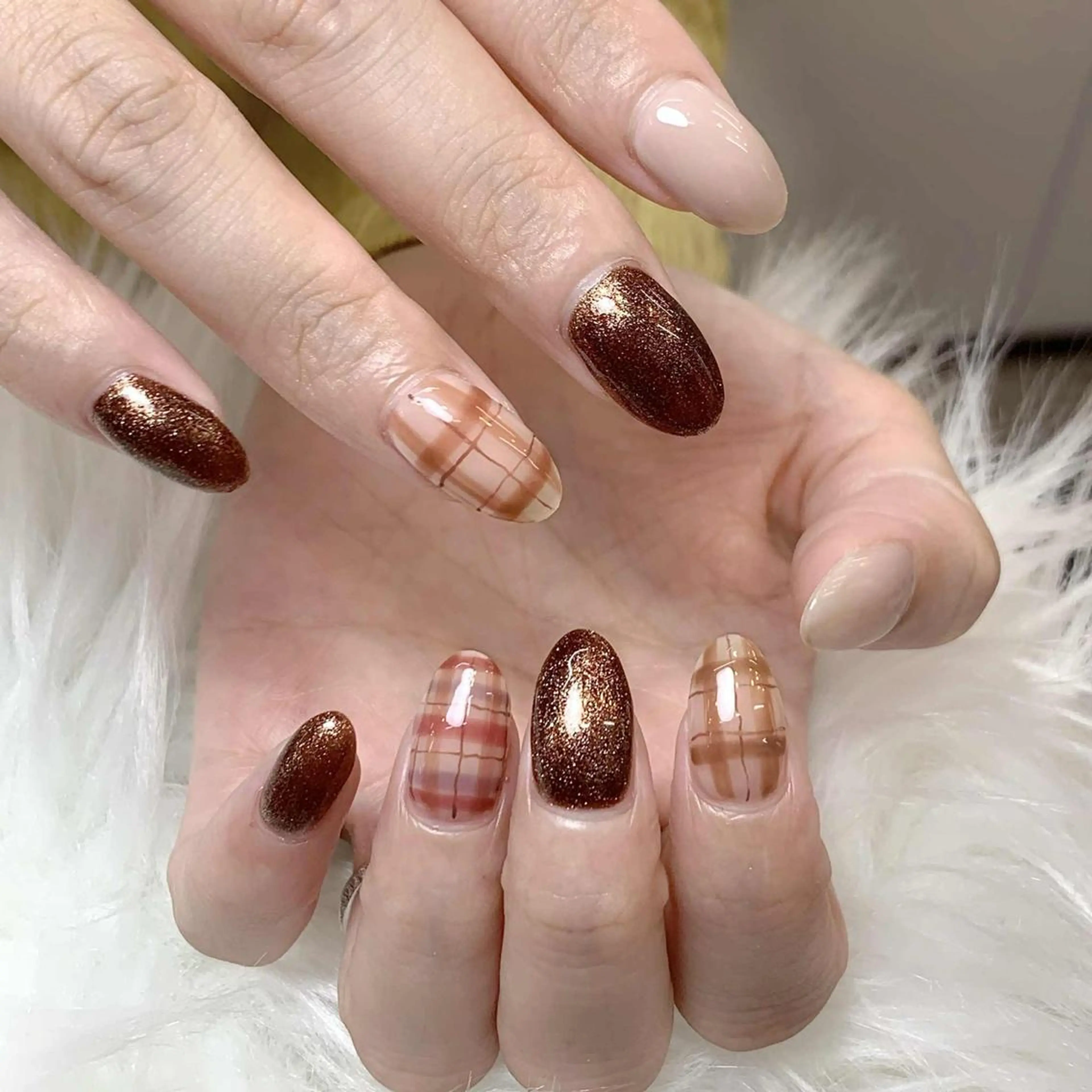 ネイル アートネイル ブラウン ラメ(グリッター) ハンドネイル ヒユ ビューティーのネイルデザイン