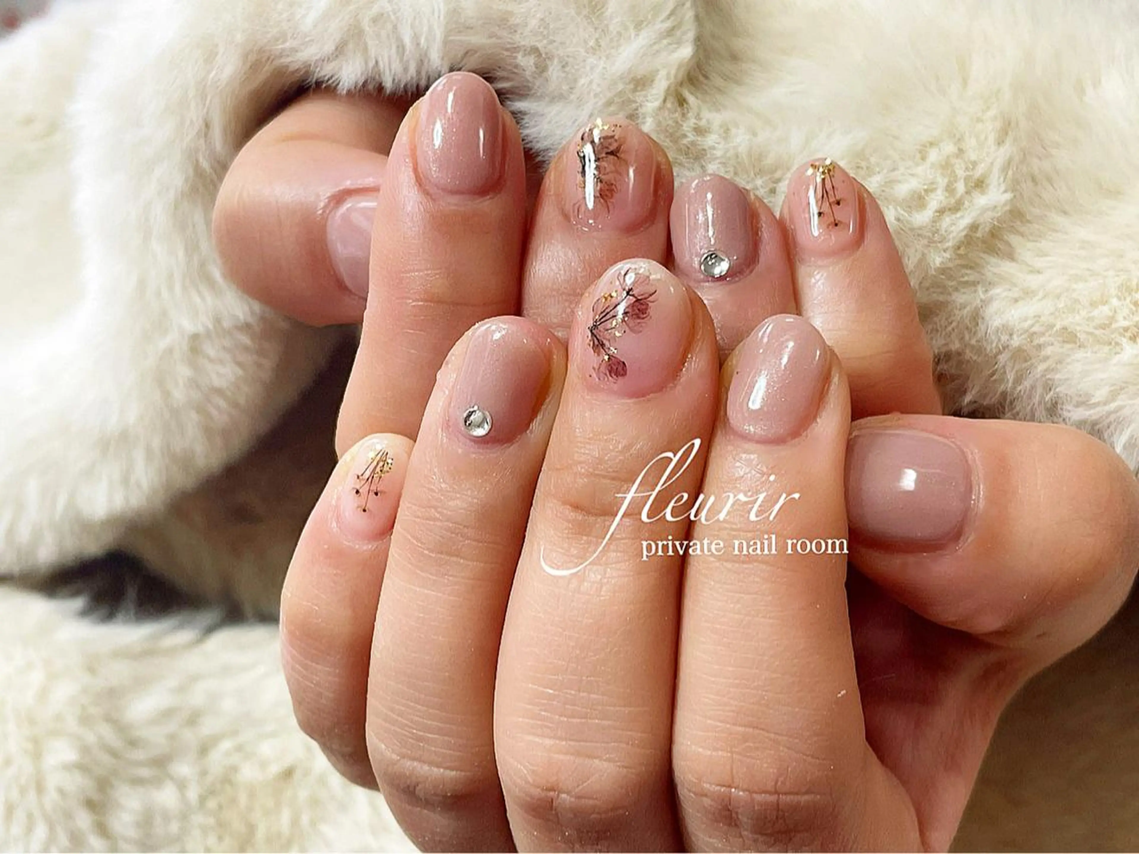 ネイル フラワーネイル ゴールド ラメ(グリッター) ピンク ピンクベージュ フルリール 【プライベートサロンのネイルデザイン