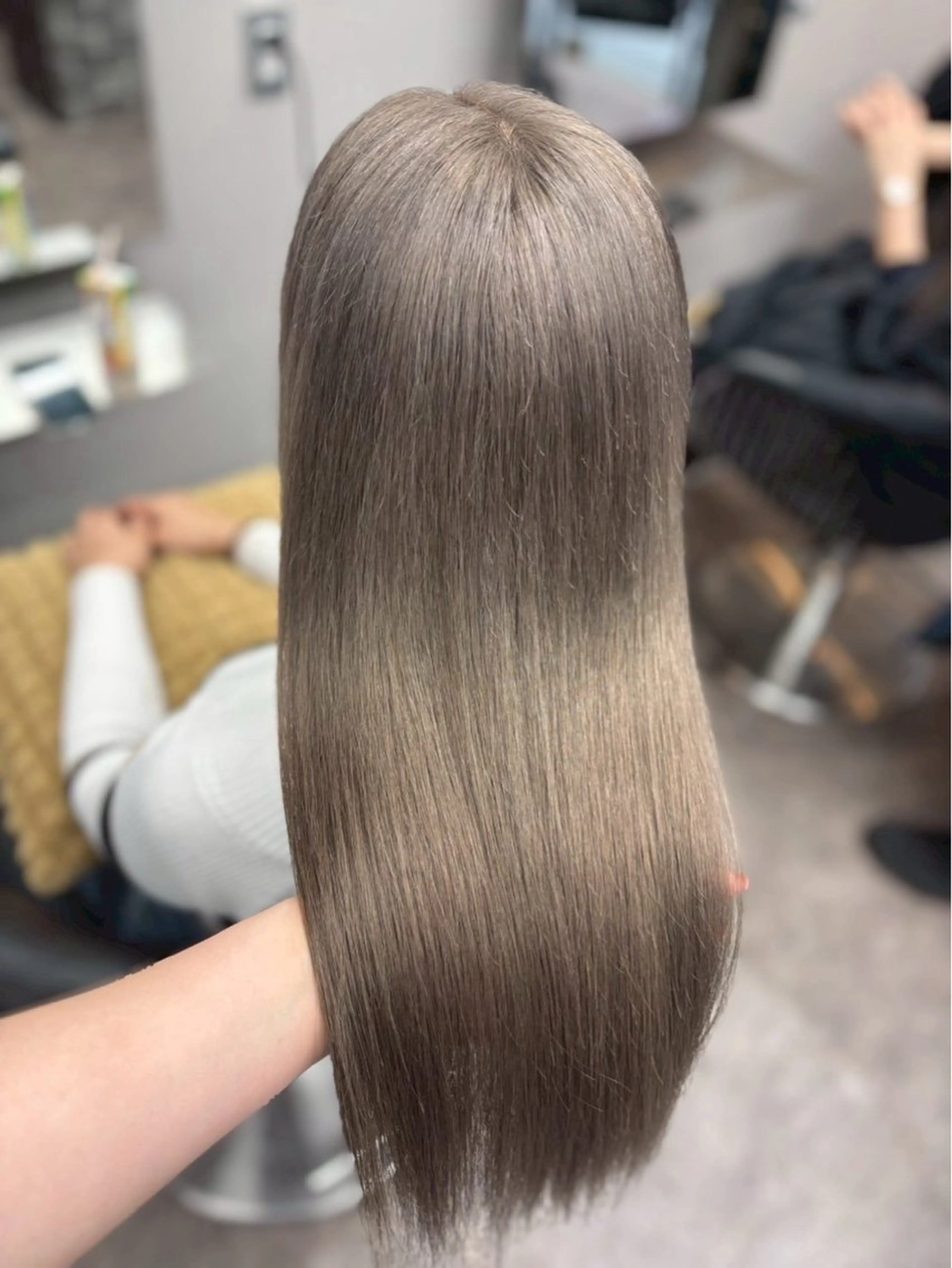 ロング アッシュ ヘアカラー かのブリーチカラー 🎧⛓️🩶のヘアスタイル